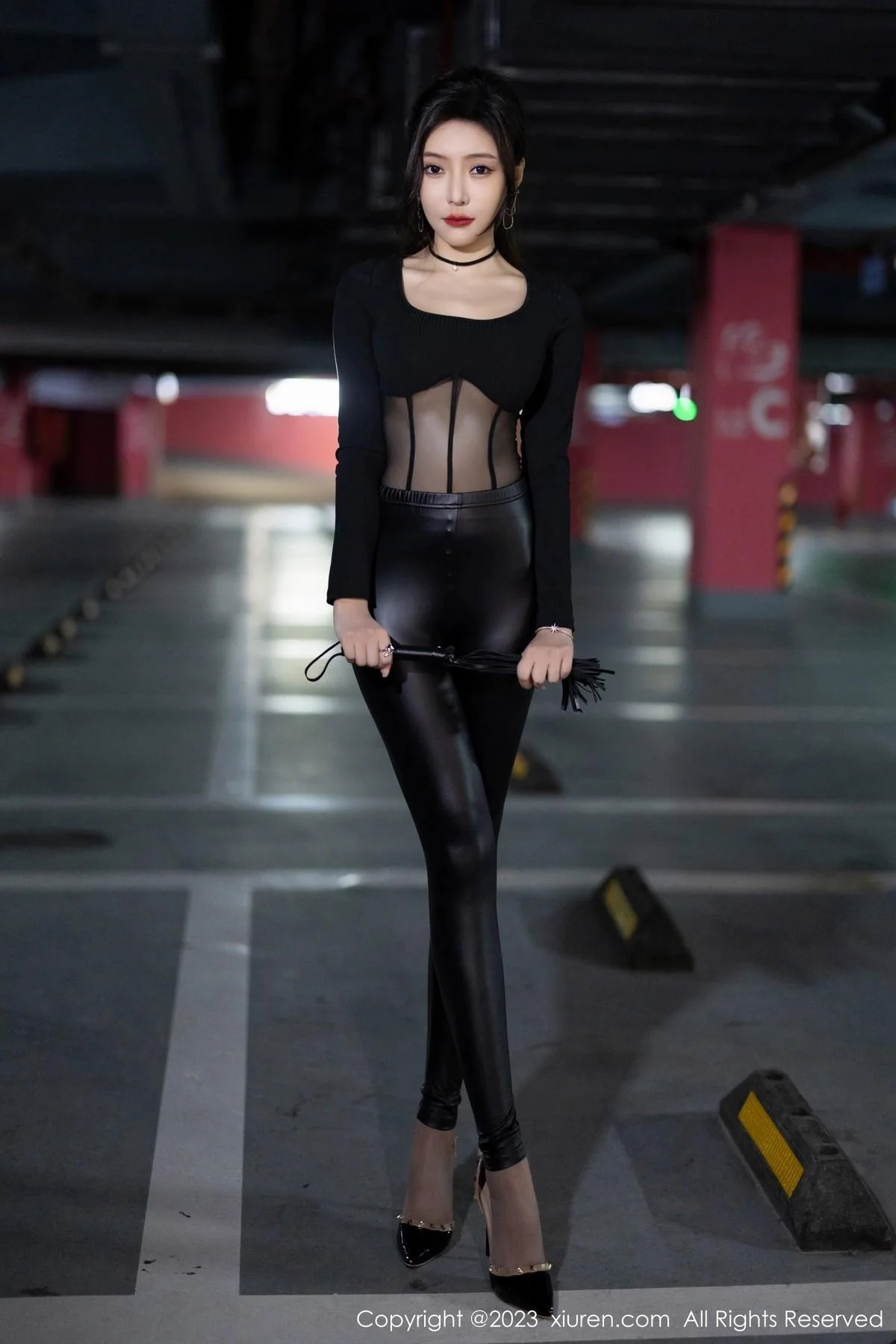 王馨瑶yanni脱黑皮长裤露性感黑色轻透连体衣撩人绝美写真 第 1 张