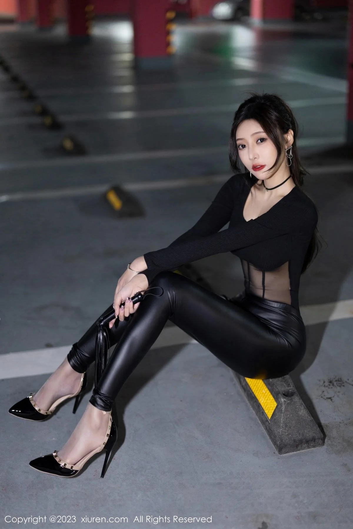 王馨瑶yanni脱黑皮长裤露性感黑色轻透连体衣撩人绝美写真 第 10 张