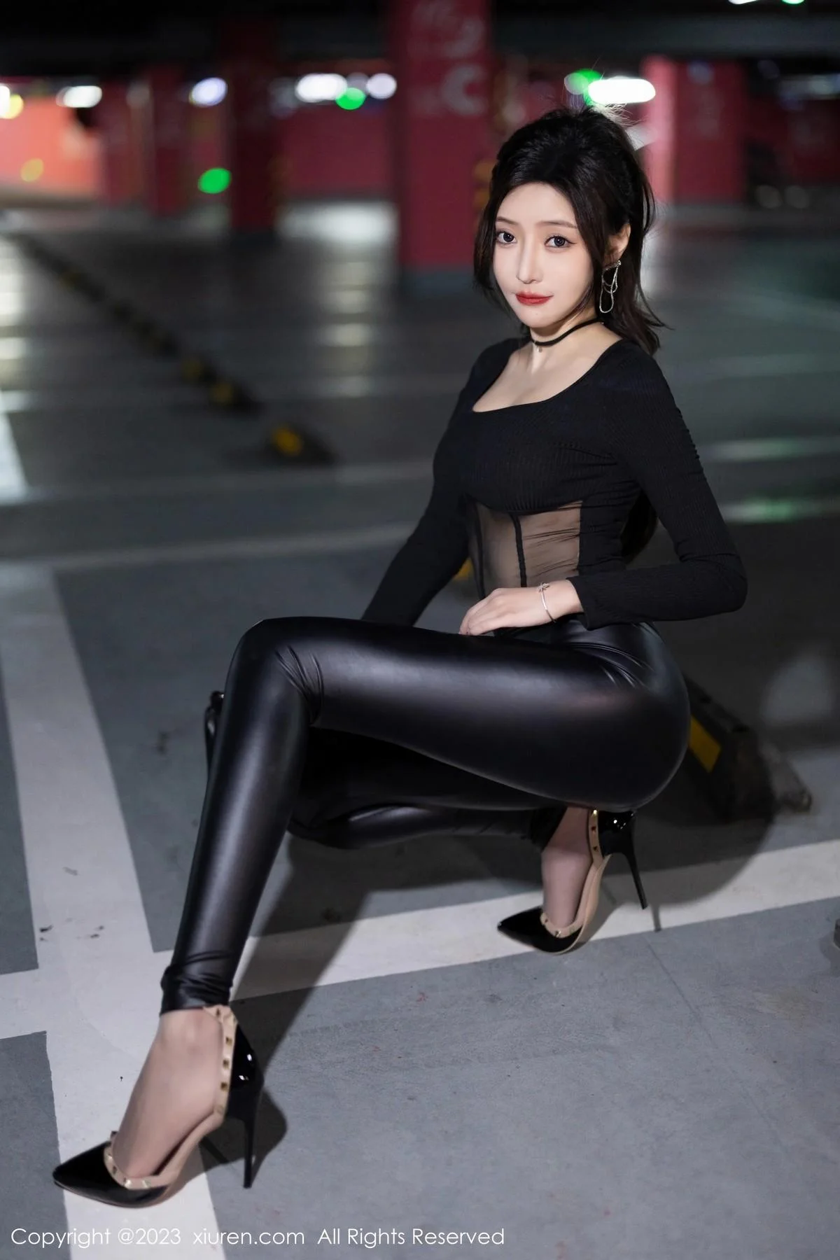 王馨瑶yanni脱黑皮长裤露性感黑色轻透连体衣撩人绝美写真 第 9 张
