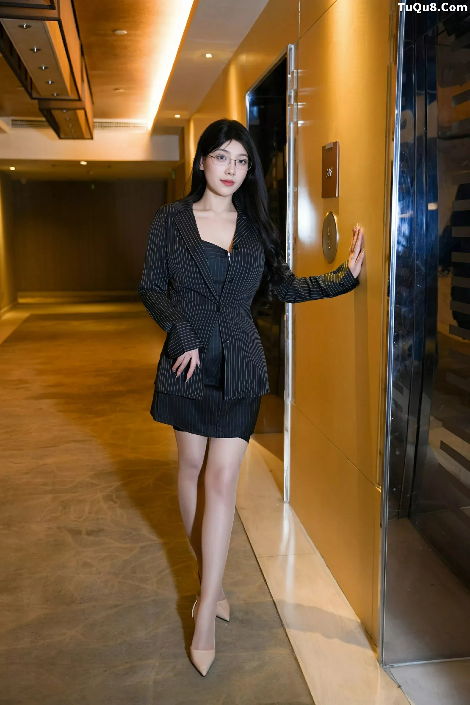 美悠性感黑色OL服饰配黑丝吊袜秀丰腴身材绝美写真 第 24 张