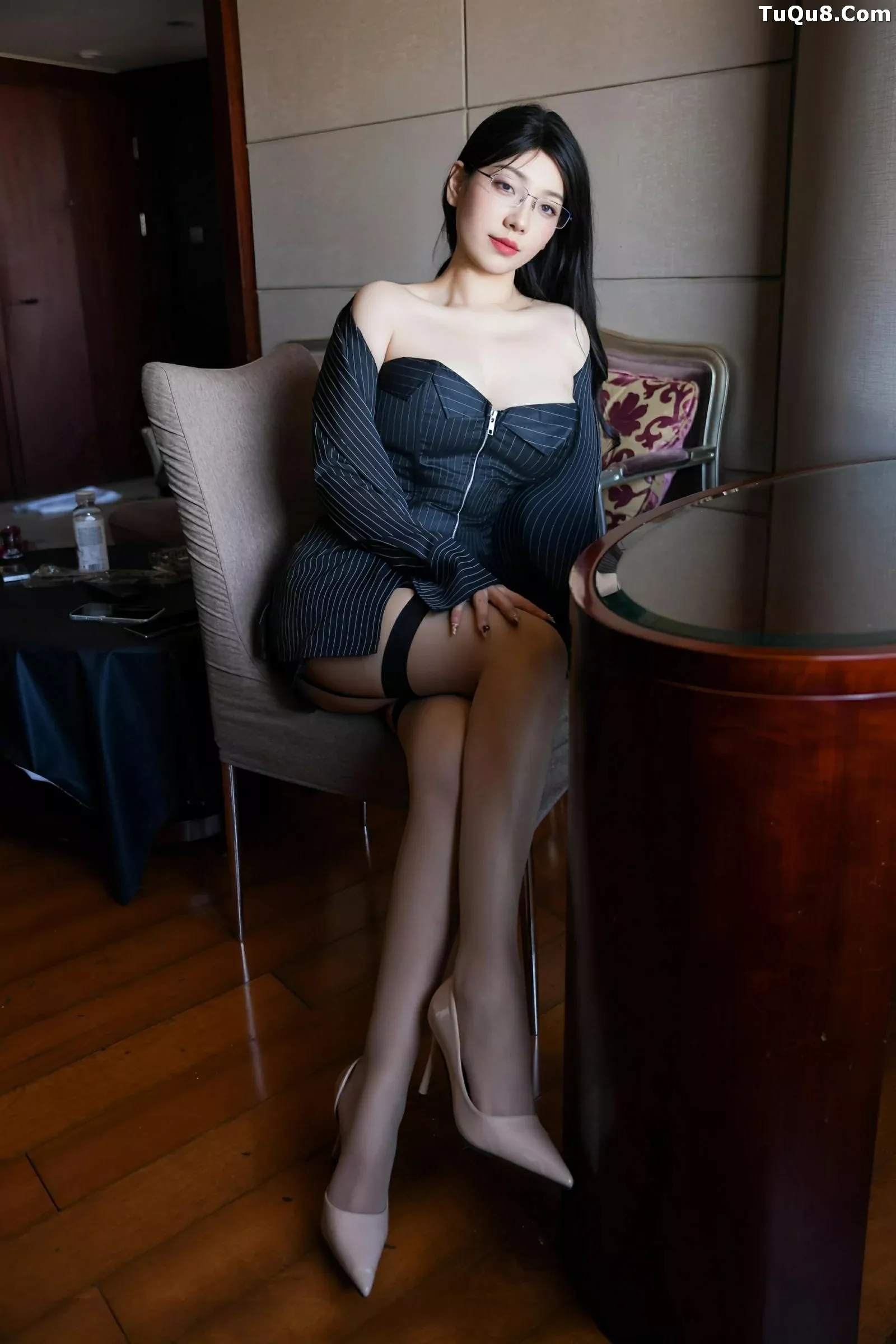 美悠性感黑色OL服饰配黑丝吊袜秀丰腴身材绝美写真 第 36 张