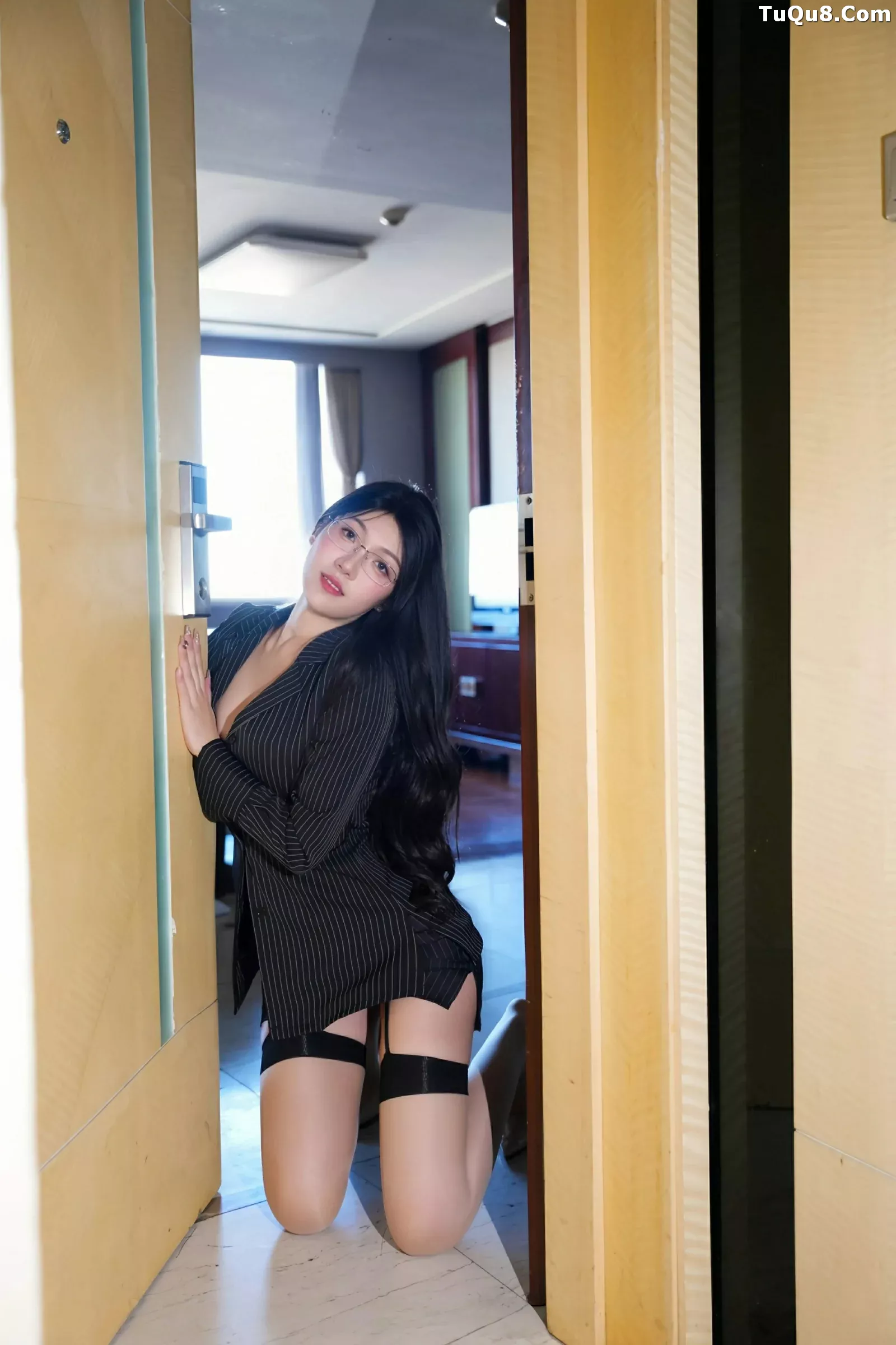 美悠性感黑色OL服饰配黑丝吊袜秀丰腴身材绝美写真 第 43 张
