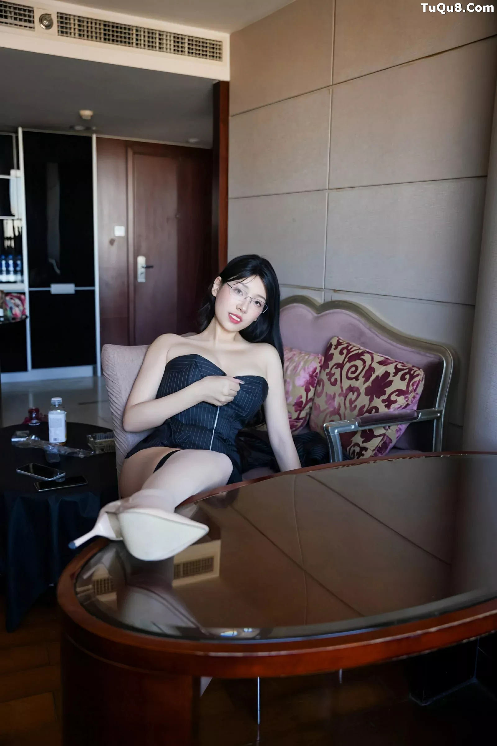 美悠性感黑色OL服饰配黑丝吊袜秀丰腴身材绝美写真 第 47 张