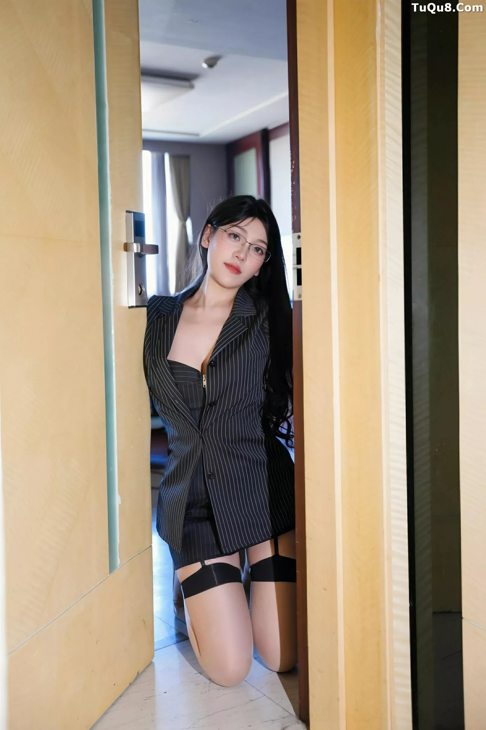美悠性感黑色OL服饰配黑丝吊袜秀丰腴身材绝美写真 第 53 张