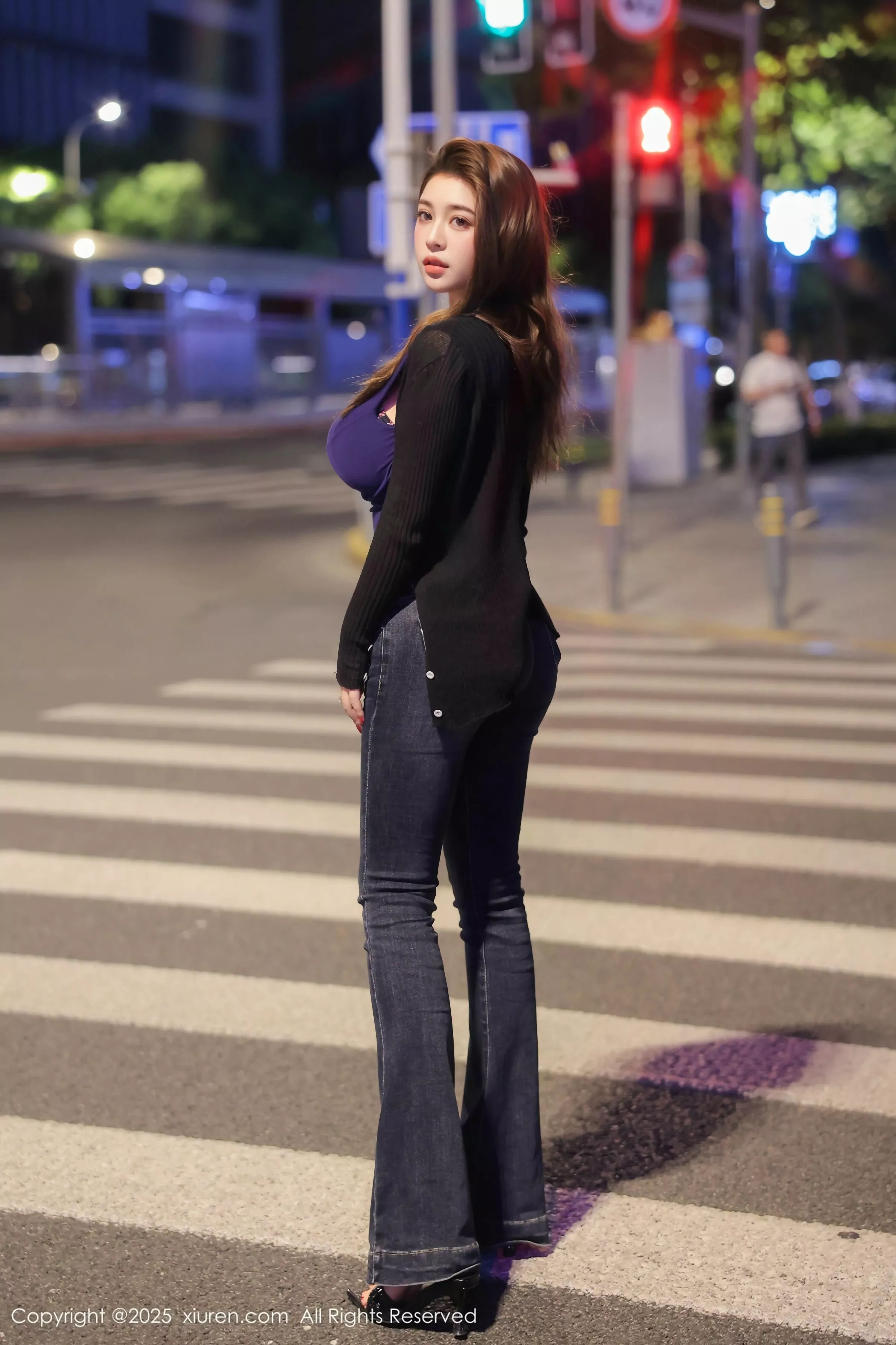 ＪＯＪＯ性感深色内衣配黑色牛仔裤秀丰腴身材绝美写真 第 10 张