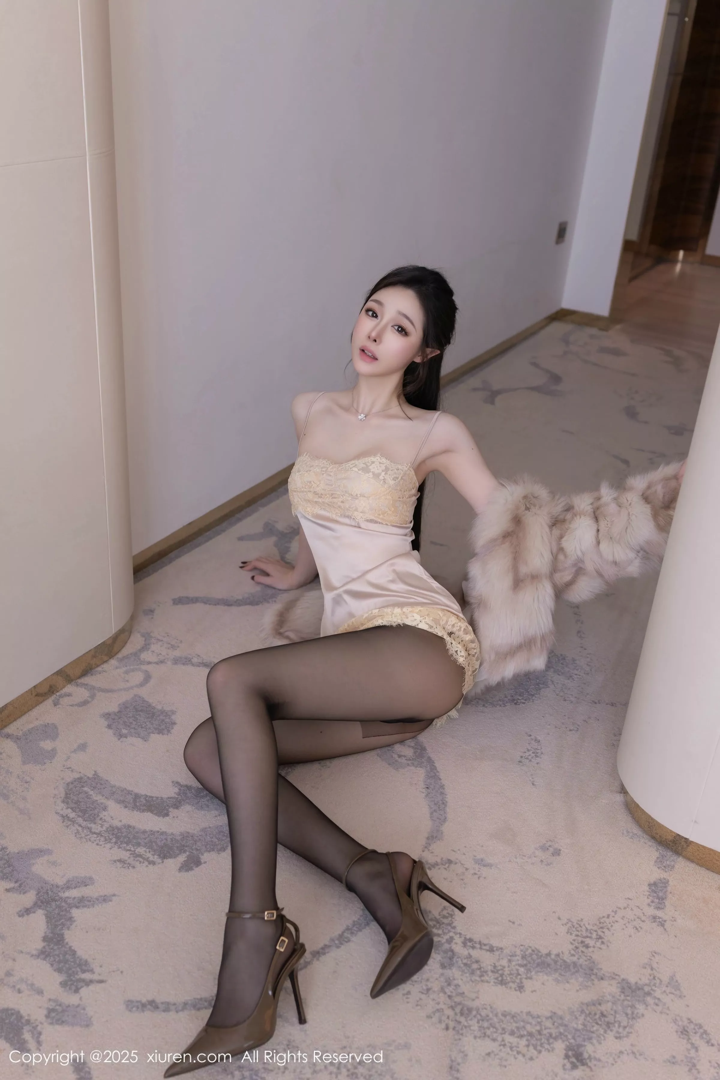 小逗逗性感浅色吊带裙配超薄无内黑丝秀曼妙身姿绝美写真 第 14 张