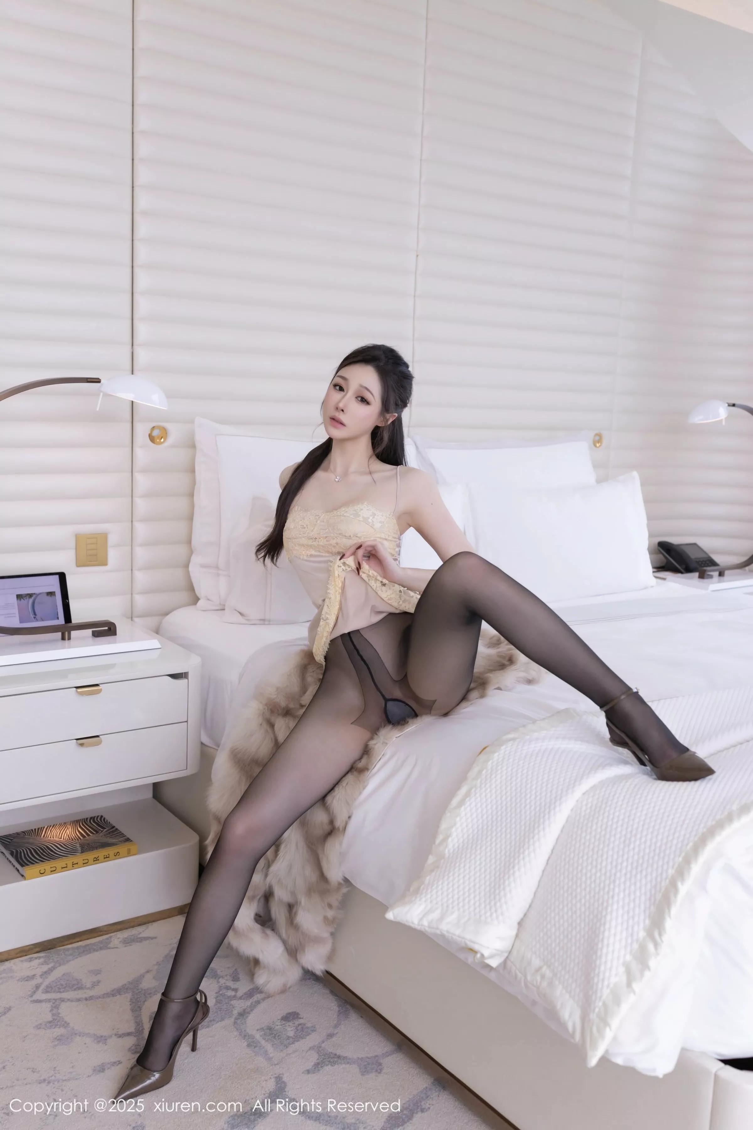 小逗逗性感浅色吊带裙配超薄无内黑丝秀曼妙身姿绝美写真 第 28 张