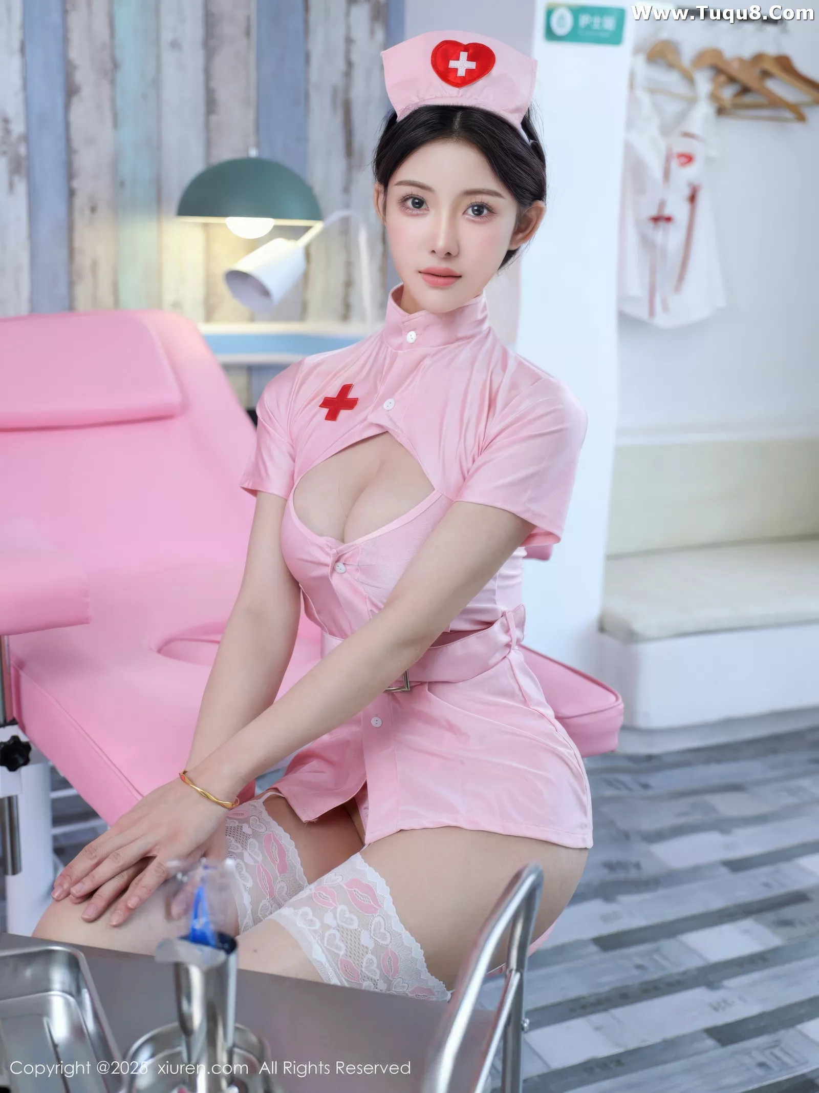 梨霜儿性感粉色护士制服配白丝吊袜秀凹凸身材撩人绝美写真 第 52 张