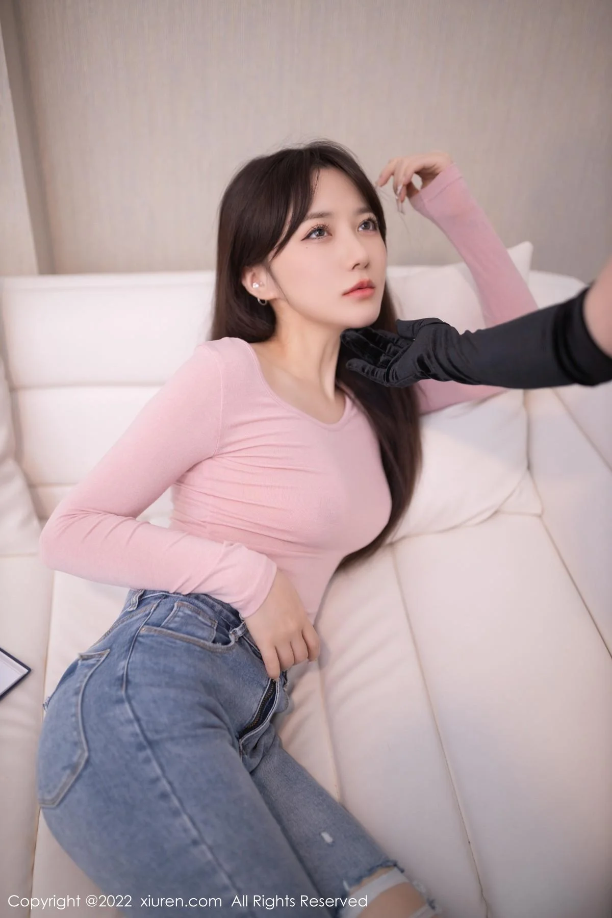 鱼子酱Fish粉色收身上衣配牛仔裤半脱秀曼妙身姿绝美写真 第 11 张