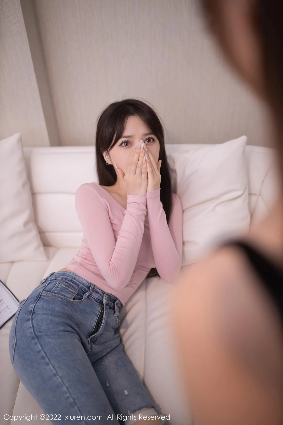 鱼子酱Fish粉色收身上衣配牛仔裤半脱秀曼妙身姿绝美写真 第 13 张