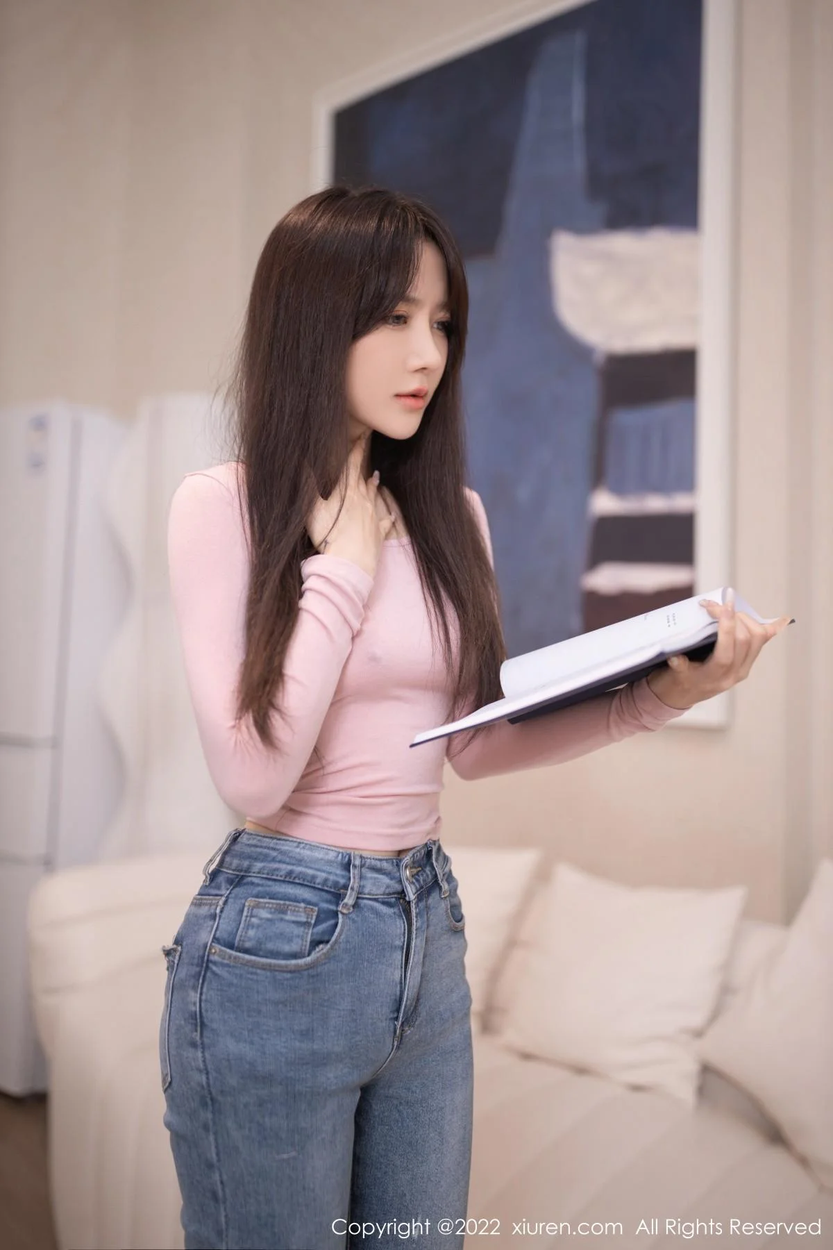 鱼子酱Fish粉色收身上衣配牛仔裤半脱秀曼妙身姿绝美写真 第 2 张