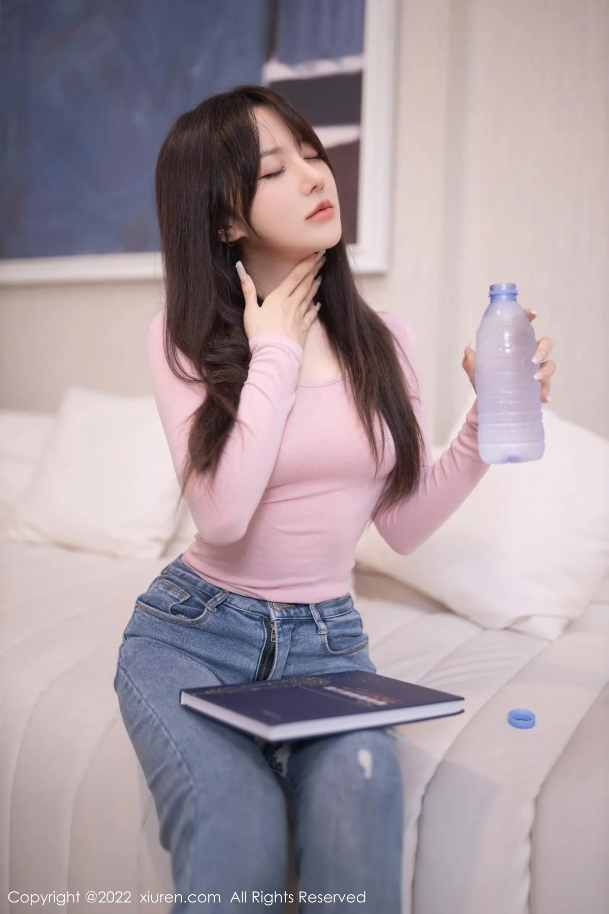 鱼子酱Fish粉色收身上衣配牛仔裤半脱秀曼妙身姿绝美写真 第 4 张