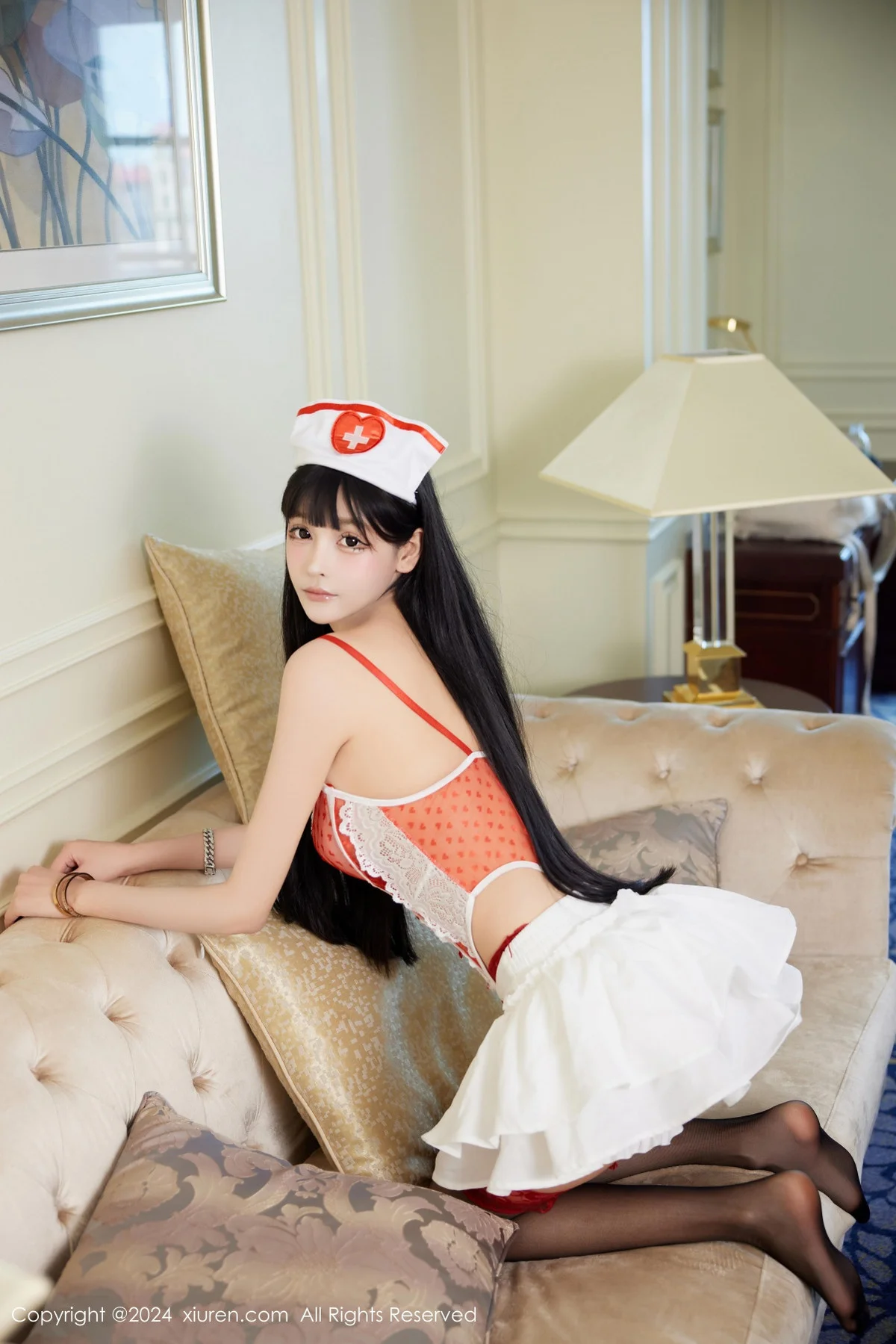 智恩baby性感甜心护士装扮配黑丝吊袜秀丰腴美臀绝美写真 第 6 张