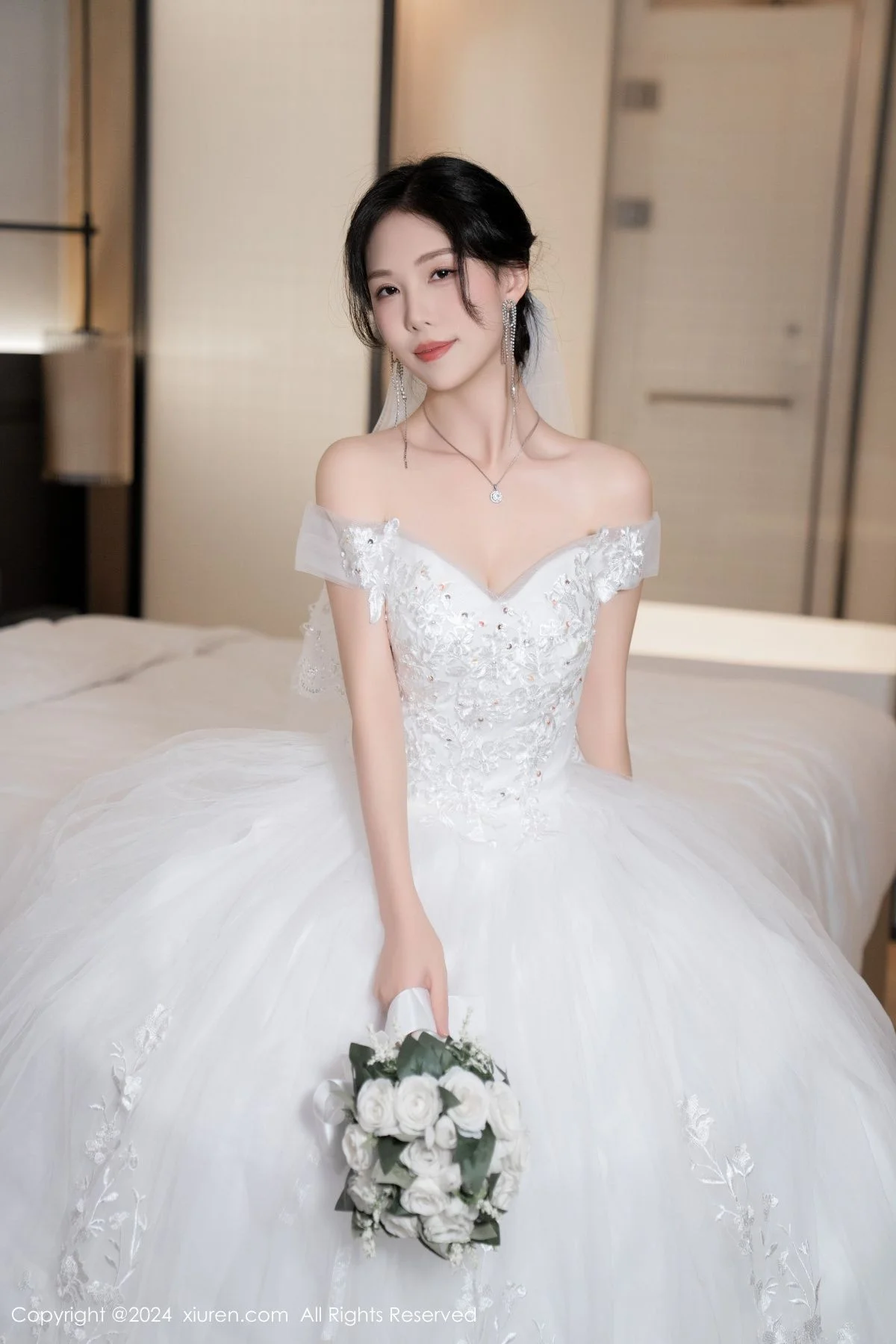 利世浴室场景性感白色婚纱配超薄肉丝秀完美身材绝美写真 第 2 张