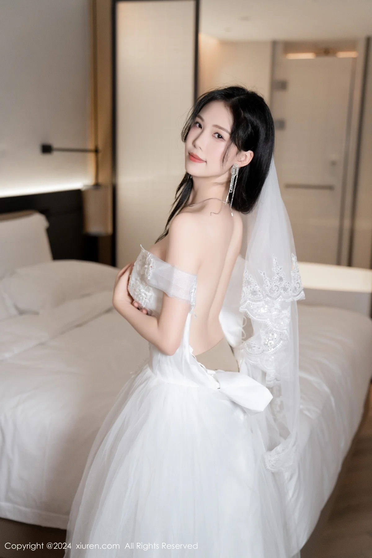 利世浴室场景性感白色婚纱配超薄肉丝秀完美身材绝美写真 第 3 张