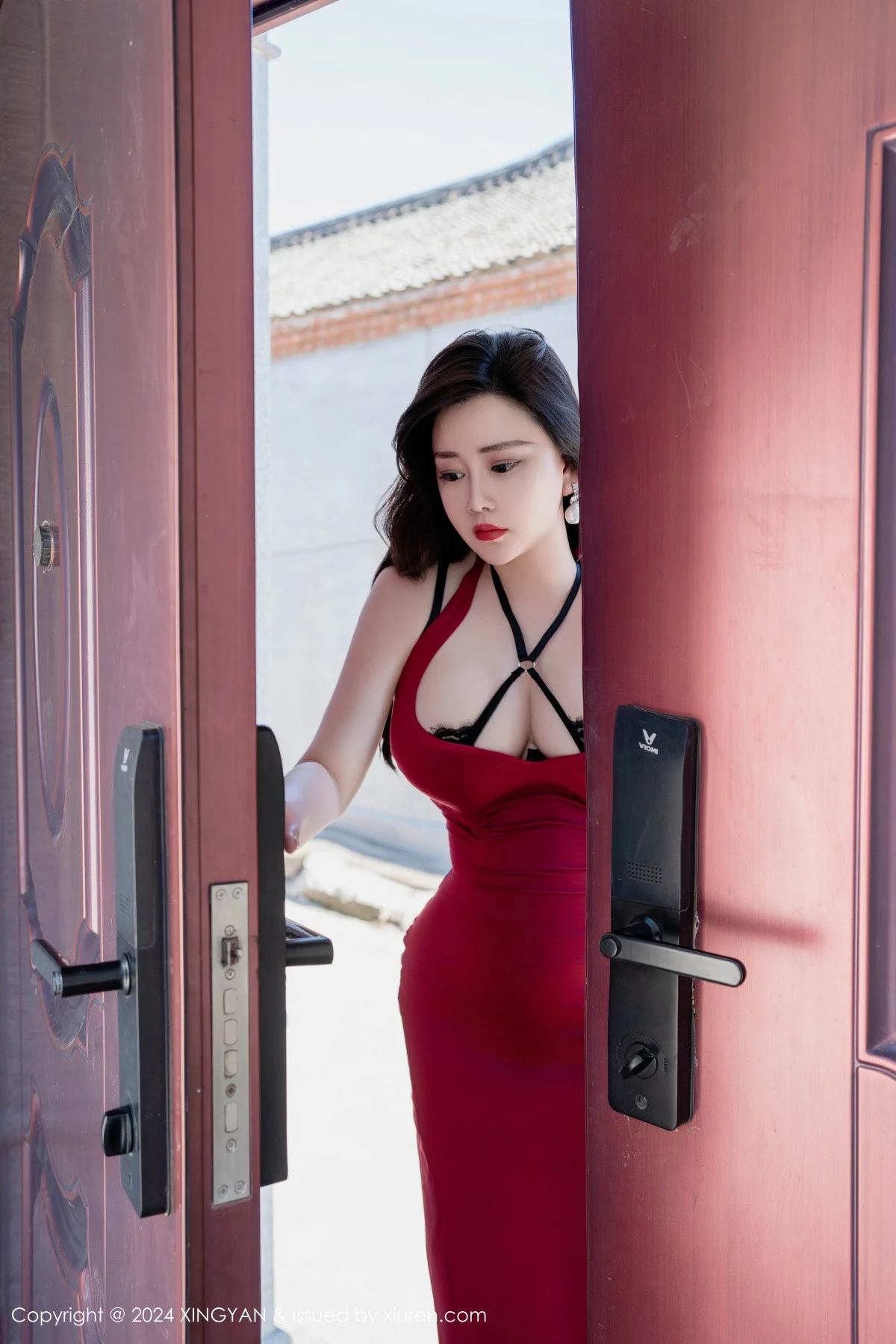 王婉悠Queen红色连衣裙露黑色情趣内衣秀丰满身材绝美写真 第 1 张
