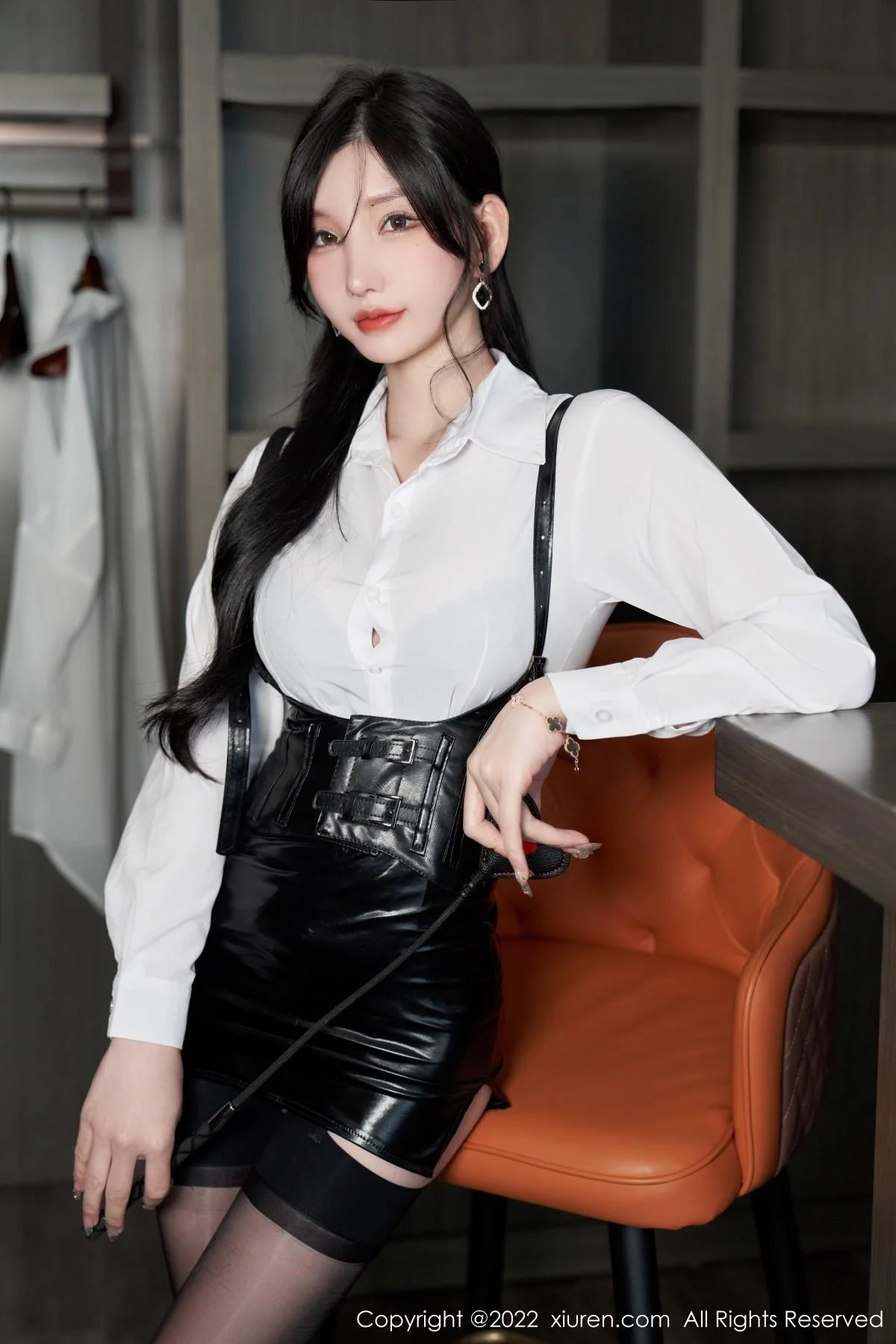 周于希Sally性感白T配黑皮短裙露黑色蕾丝内衣完美绝美写真 第 13 张