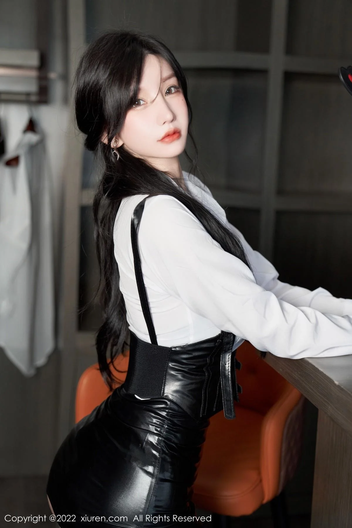 周于希Sally性感白T配黑皮短裙露黑色蕾丝内衣完美绝美写真 第 14 张