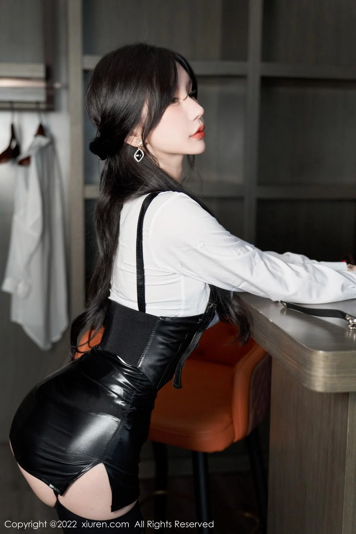 周于希Sally性感白T配黑皮短裙露黑色蕾丝内衣完美绝美写真 第 15 张
