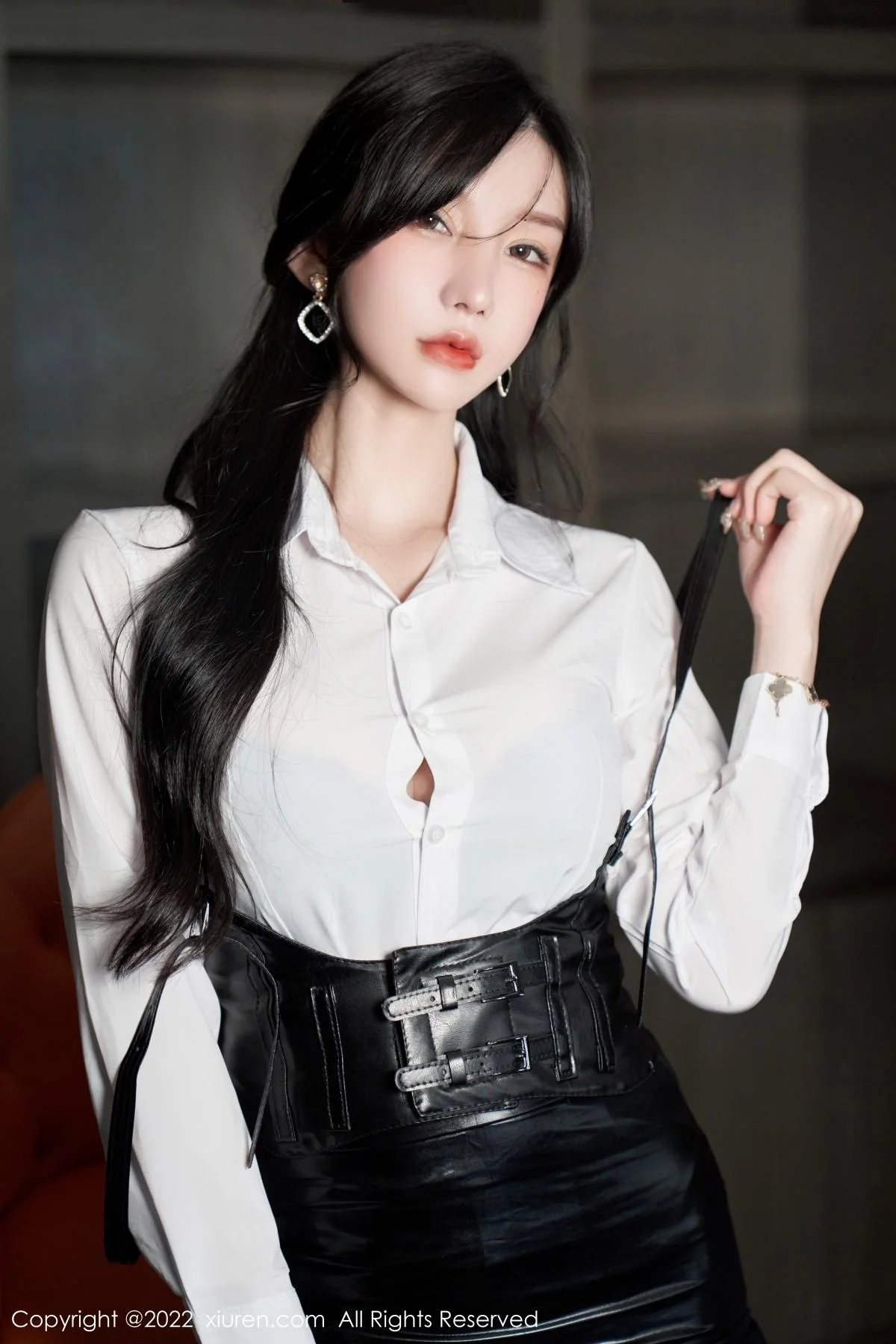 周于希Sally性感白T配黑皮短裙露黑色蕾丝内衣完美绝美写真 第 22 张