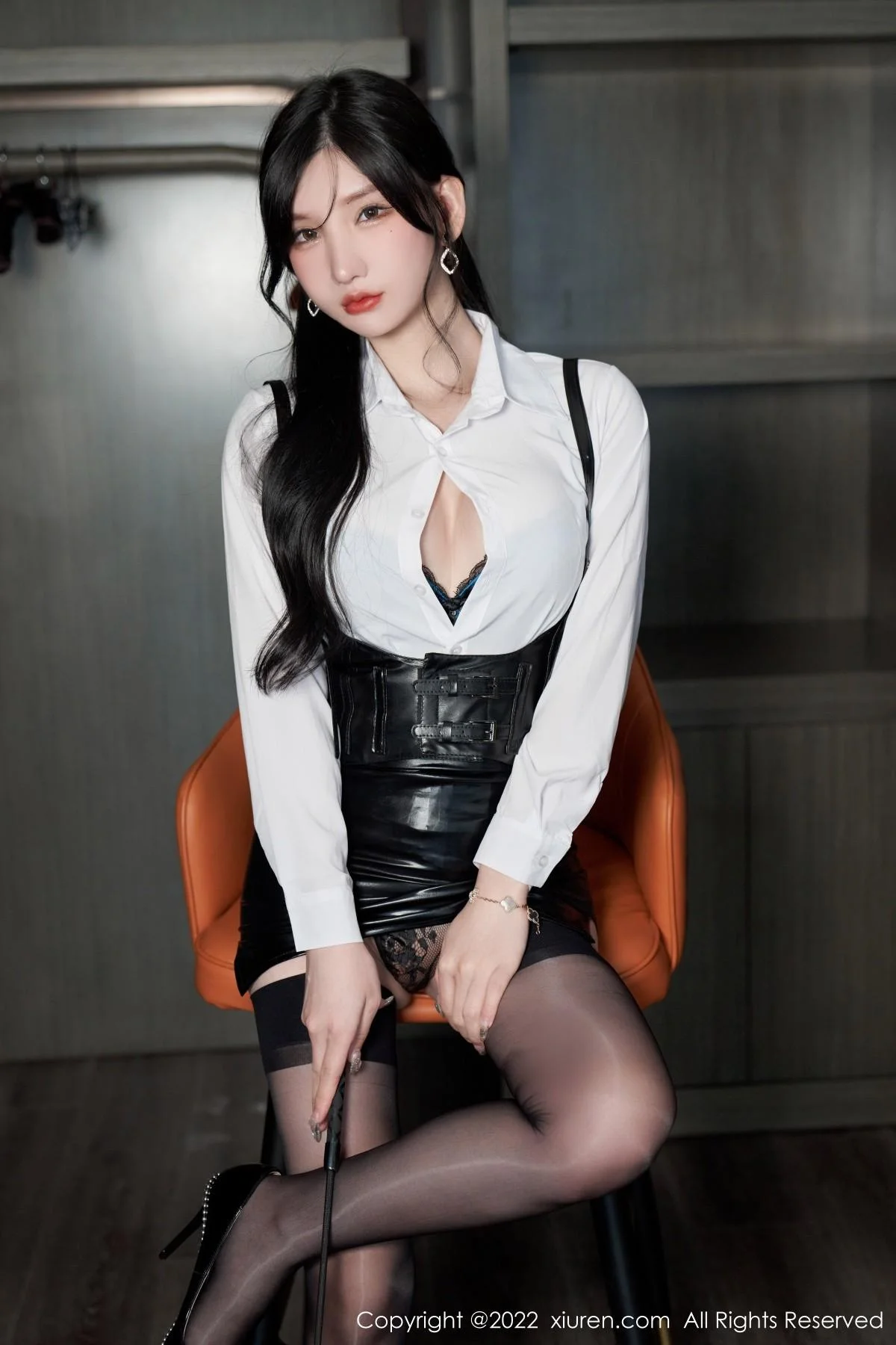 周于希Sally性感白T配黑皮短裙露黑色蕾丝内衣完美绝美写真 第 26 张