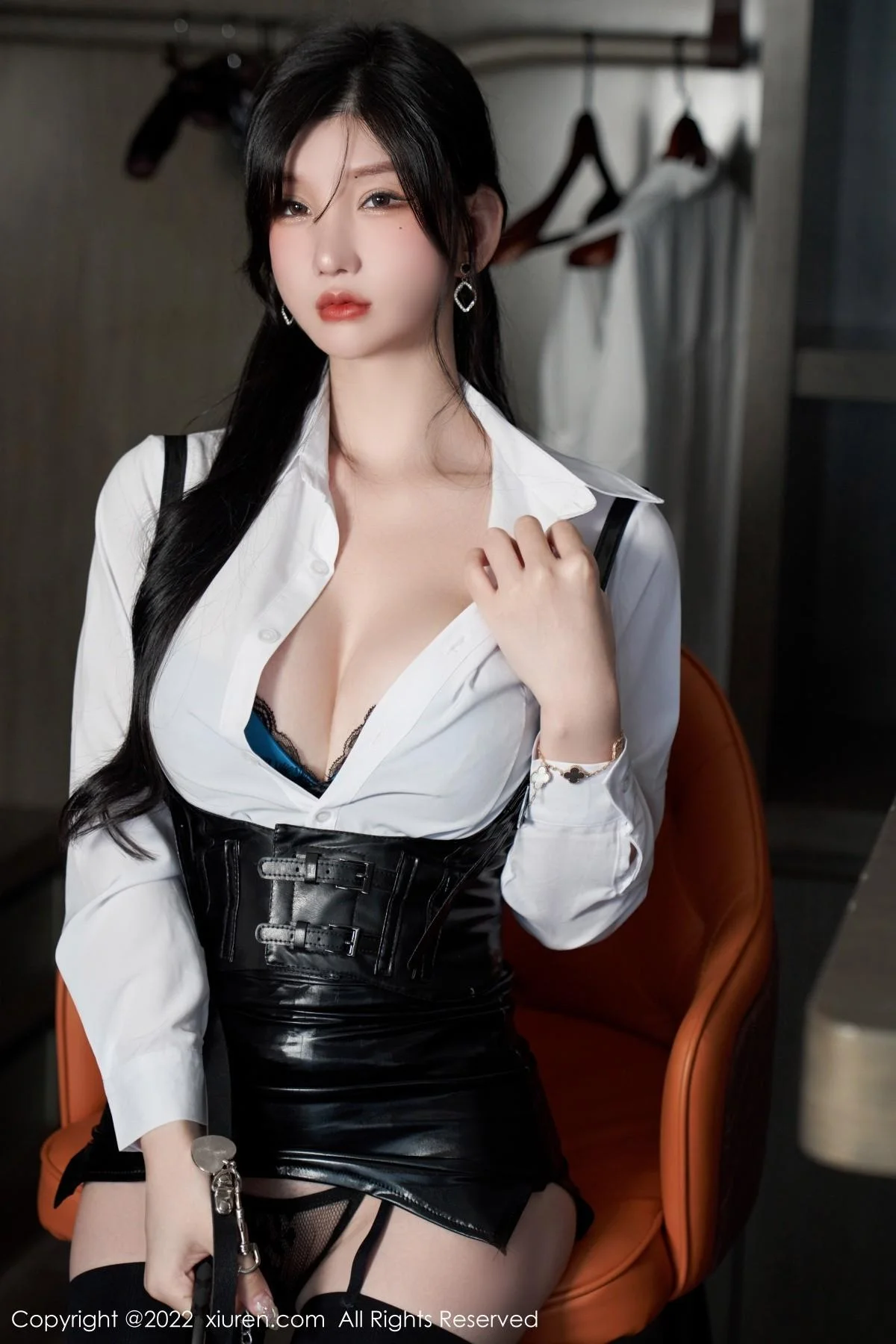 周于希Sally性感白T配黑皮短裙露黑色蕾丝内衣完美绝美写真 第 35 张