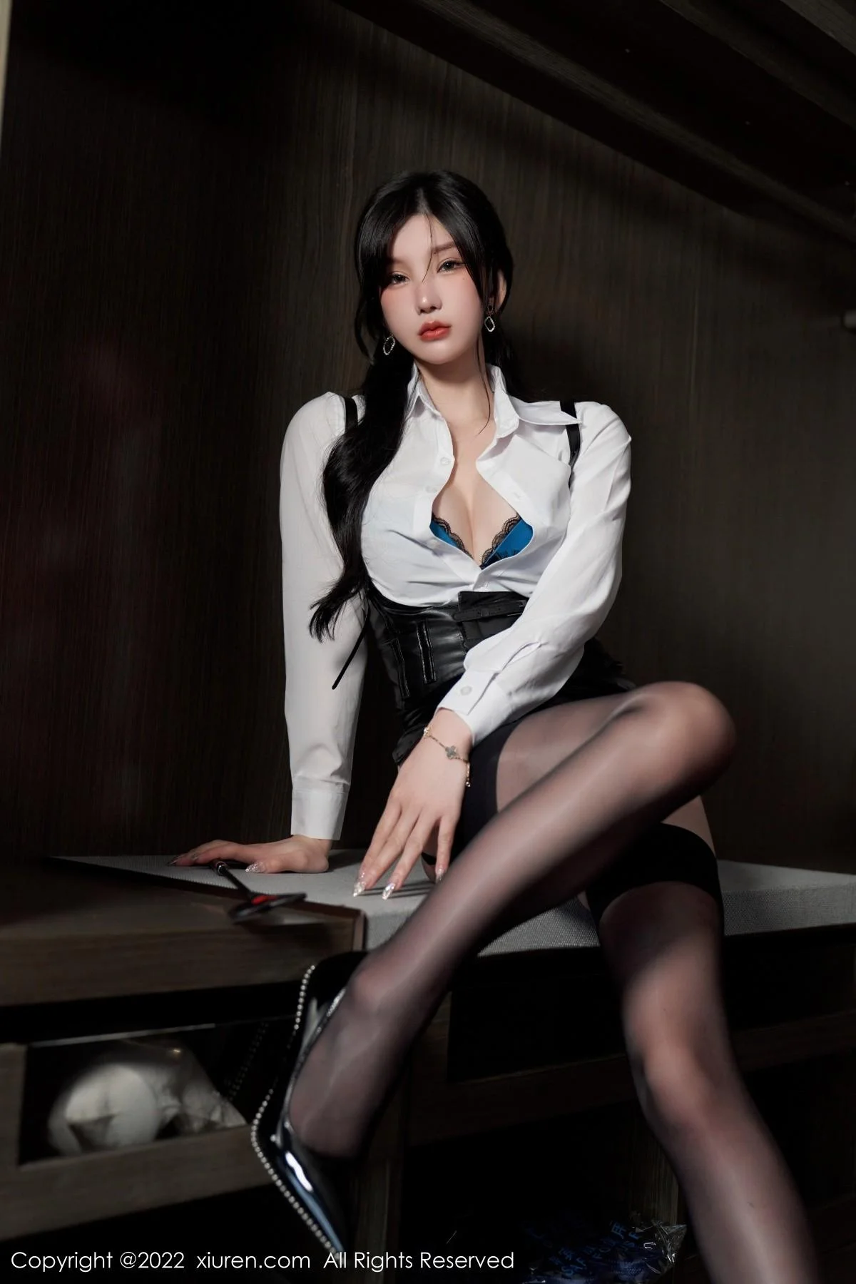 周于希Sally性感白T配黑皮短裙露黑色蕾丝内衣完美绝美写真 第 52 张