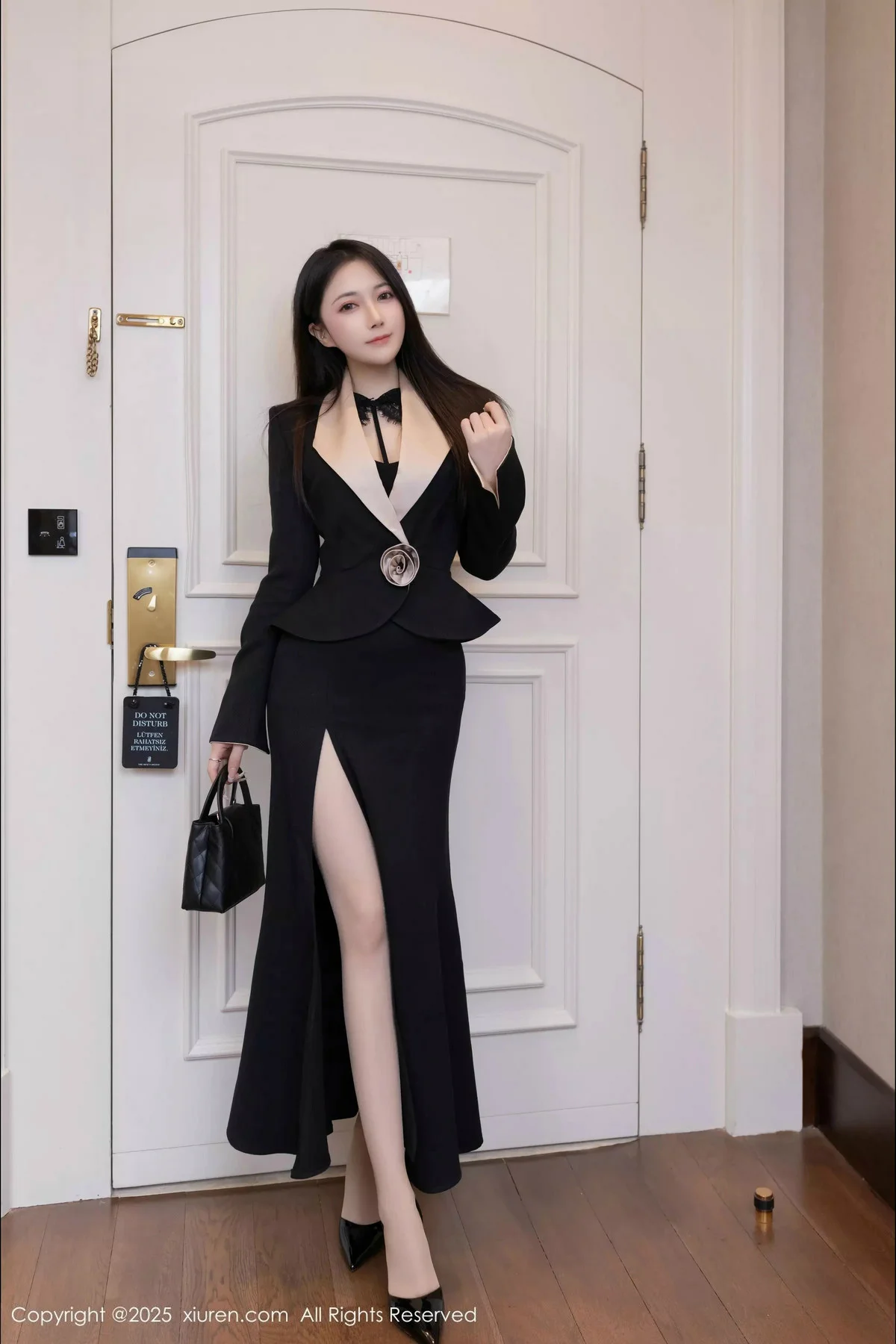 鱼子酱Fish性感黑色连衣裙配超薄肉丝秀曼妙身姿绝美写真 第 3 张
