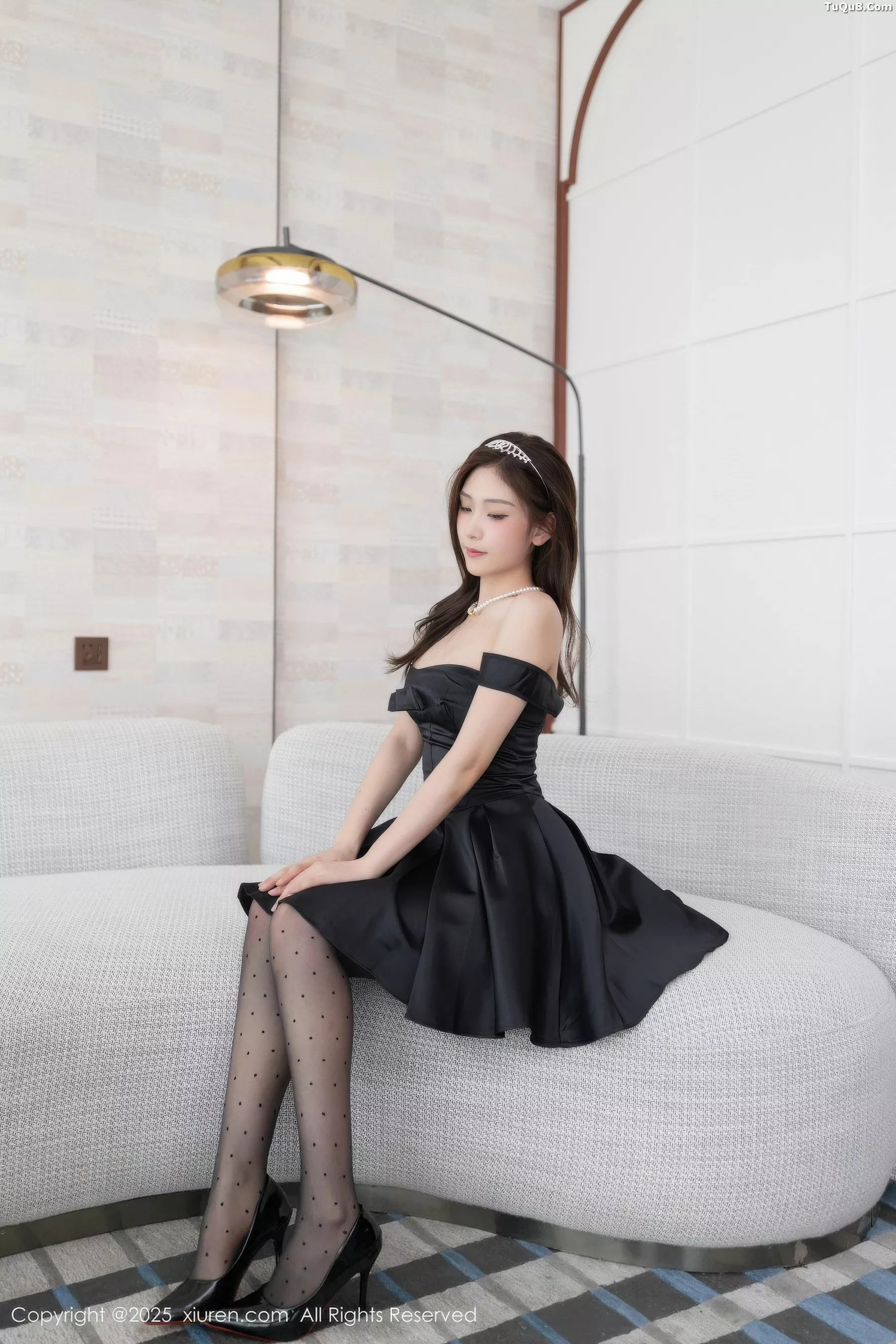 刘婷婷性感黑色连衣短裙配黑色圆点丝袜秀曼妙身材绝美写真 第 1 张
