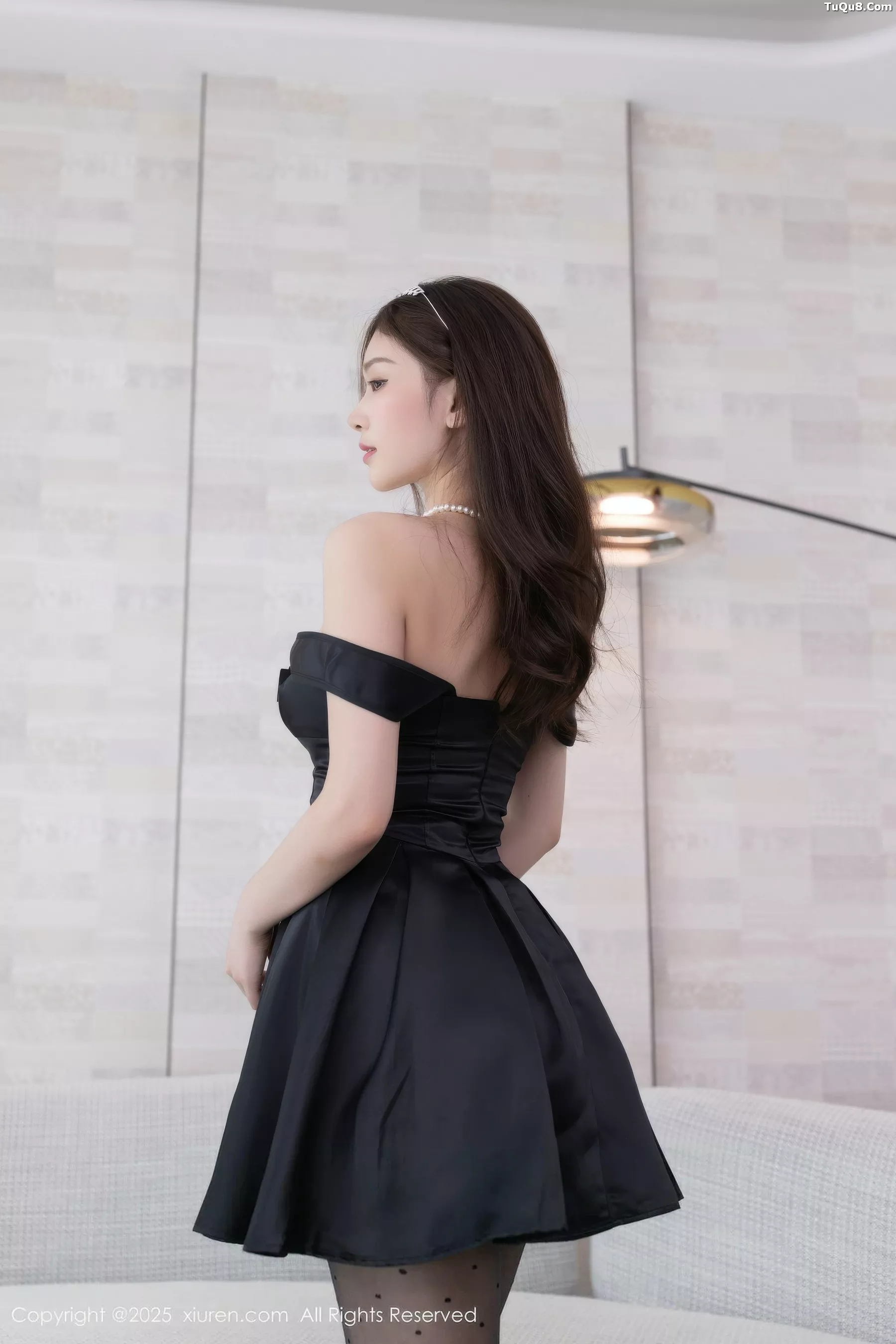 刘婷婷性感黑色连衣短裙配黑色圆点丝袜秀曼妙身材绝美写真 第 10 张