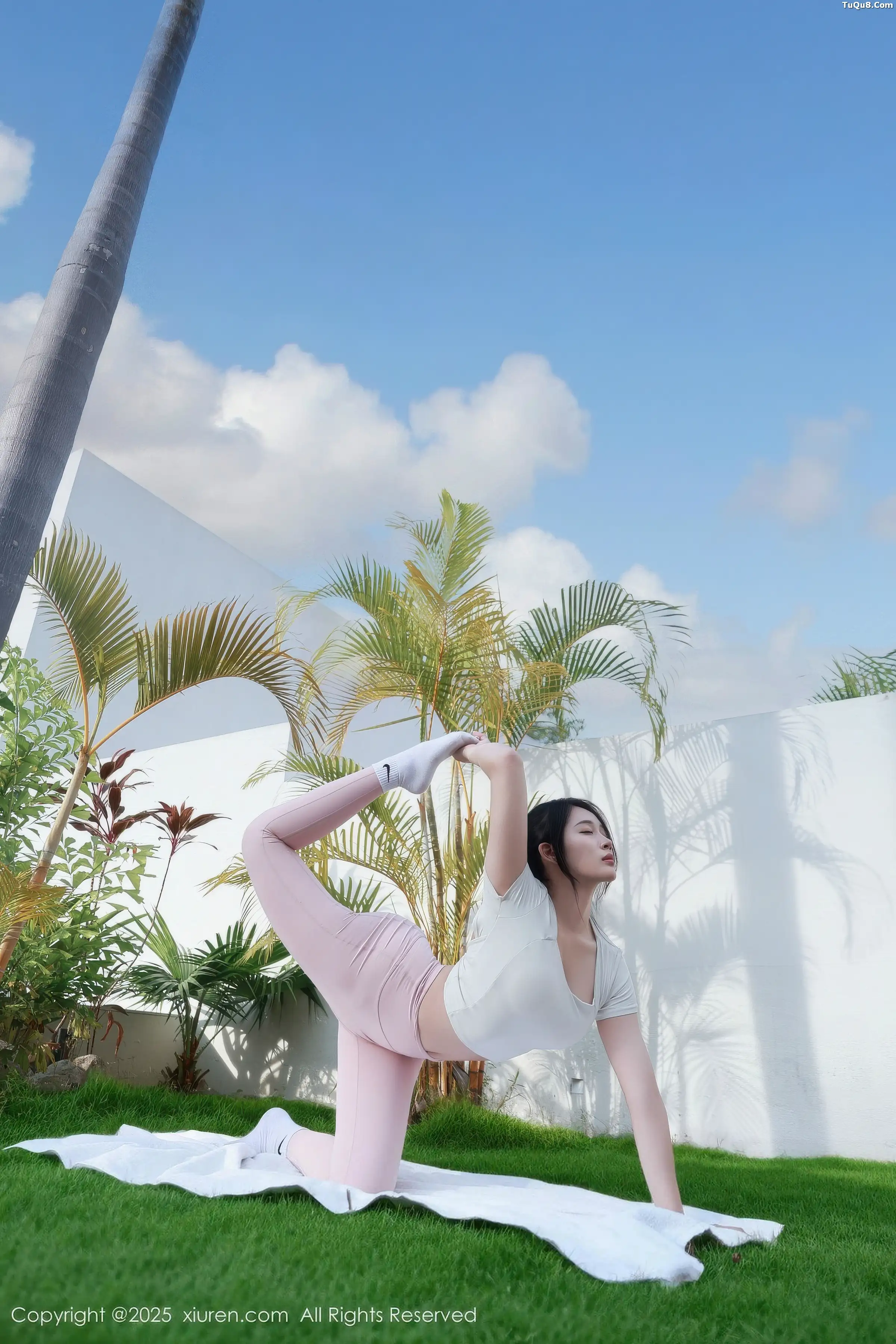 南乔性感浅色瑜伽服配超薄无内灰丝秀惹火身材撩人绝美写真 第 13 张
