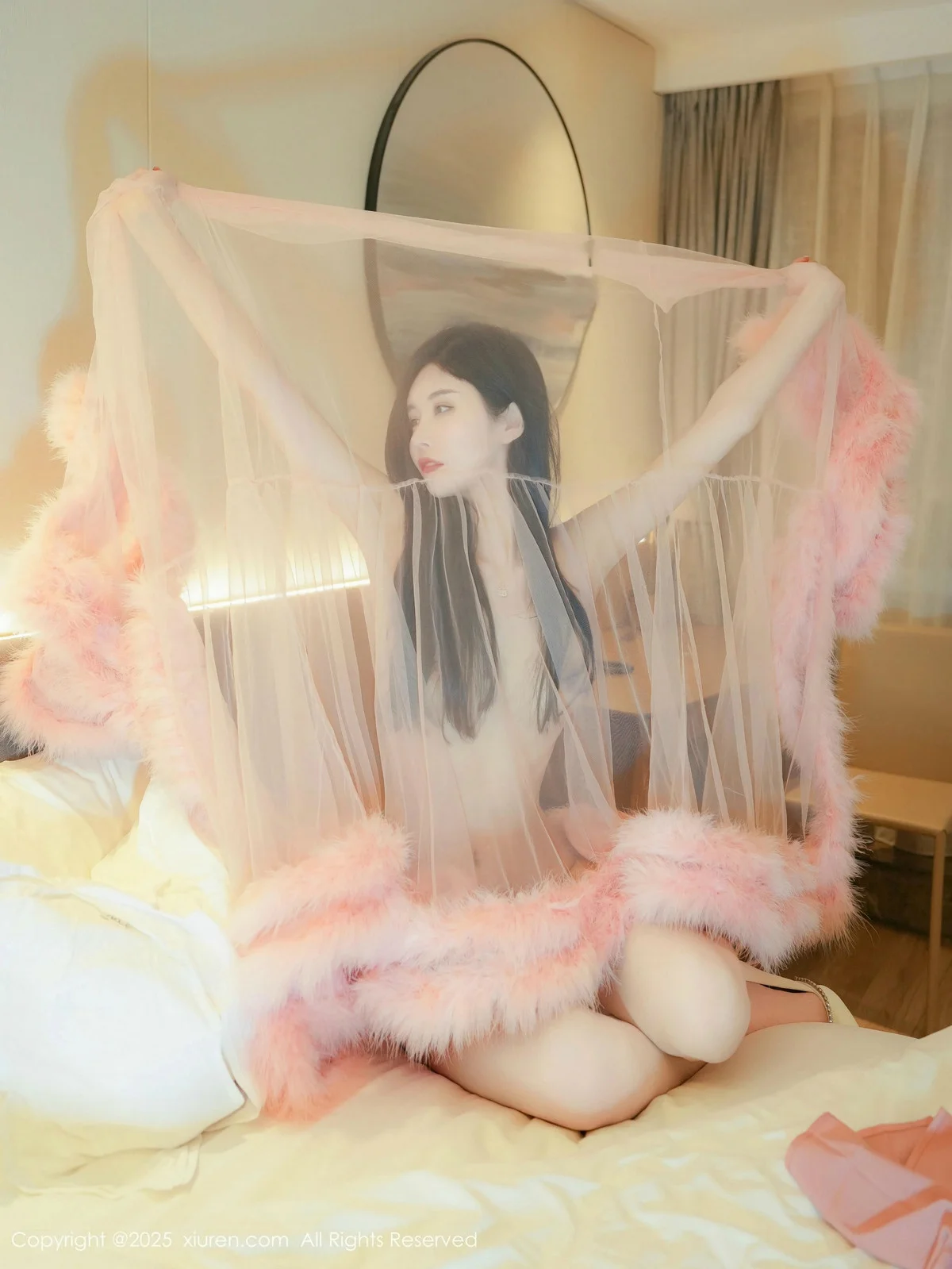 Erikaki私房性感粉色绒毛裙半脱秀曼妙身姿白嫩美腿绝美写真 第 11 张