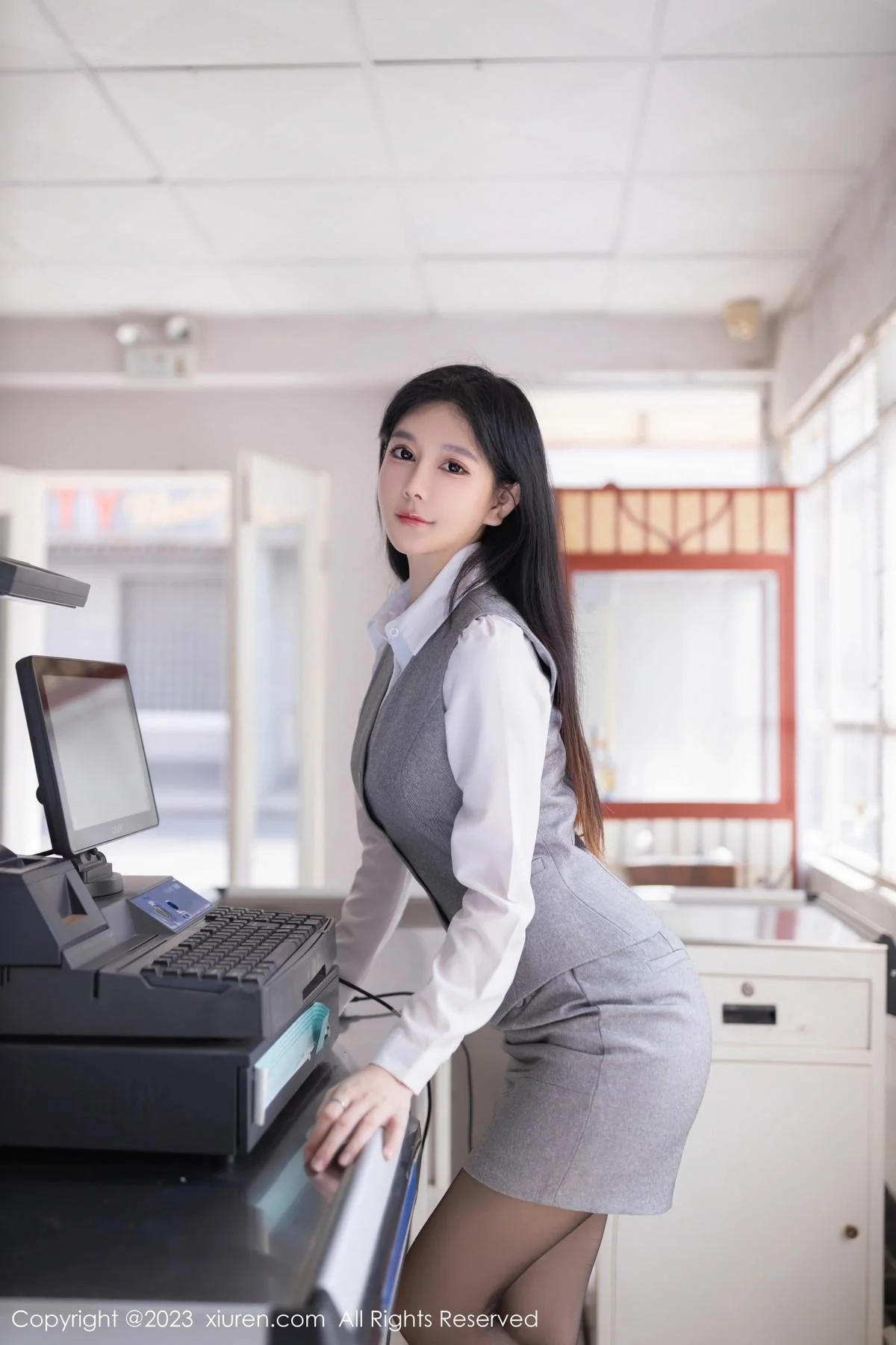 幼幼性感灰色短裙制服露紫色蕾丝内衣秀完美身姿绝美写真 第 2 张