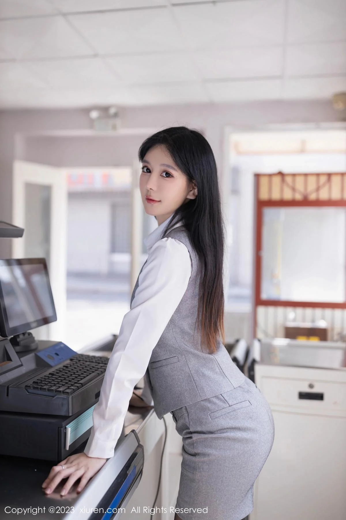 幼幼性感灰色短裙制服露紫色蕾丝内衣秀完美身姿绝美写真 第 3 张