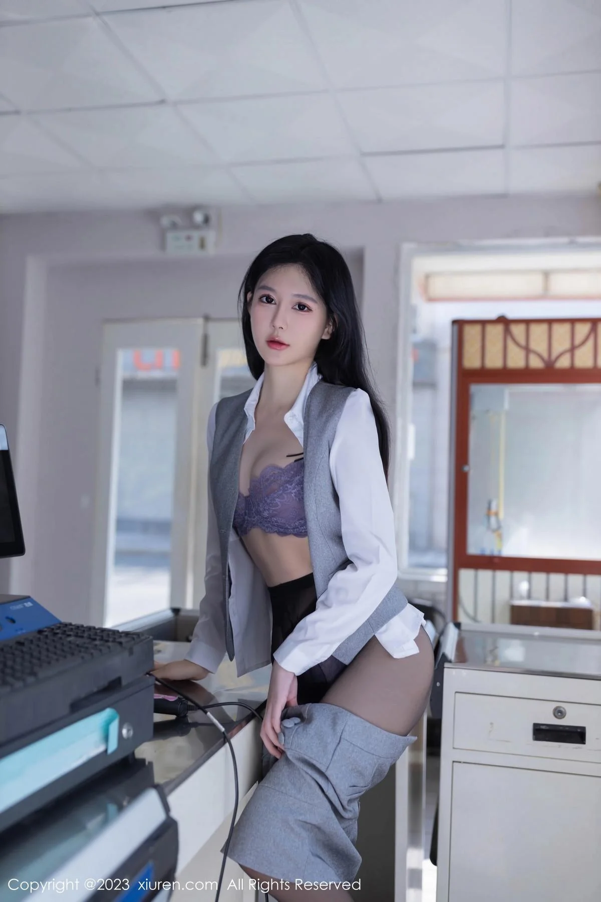 幼幼性感灰色短裙制服露紫色蕾丝内衣秀完美身姿绝美写真 第 31 张