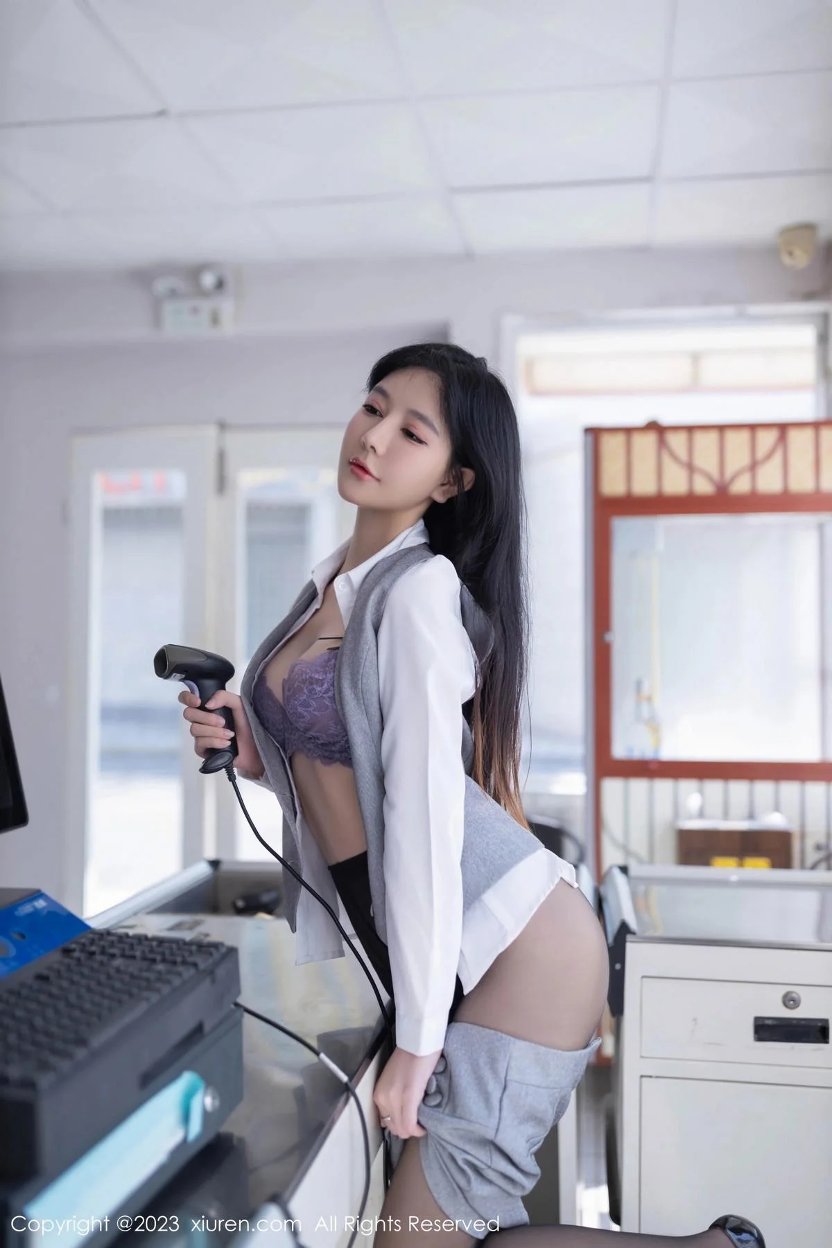 幼幼性感灰色短裙制服露紫色蕾丝内衣秀完美身姿绝美写真 第 33 张