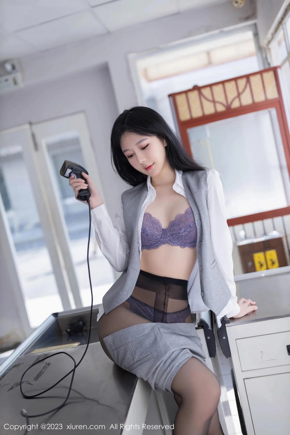 幼幼性感灰色短裙制服露紫色蕾丝内衣秀完美身姿绝美写真 第 35 张