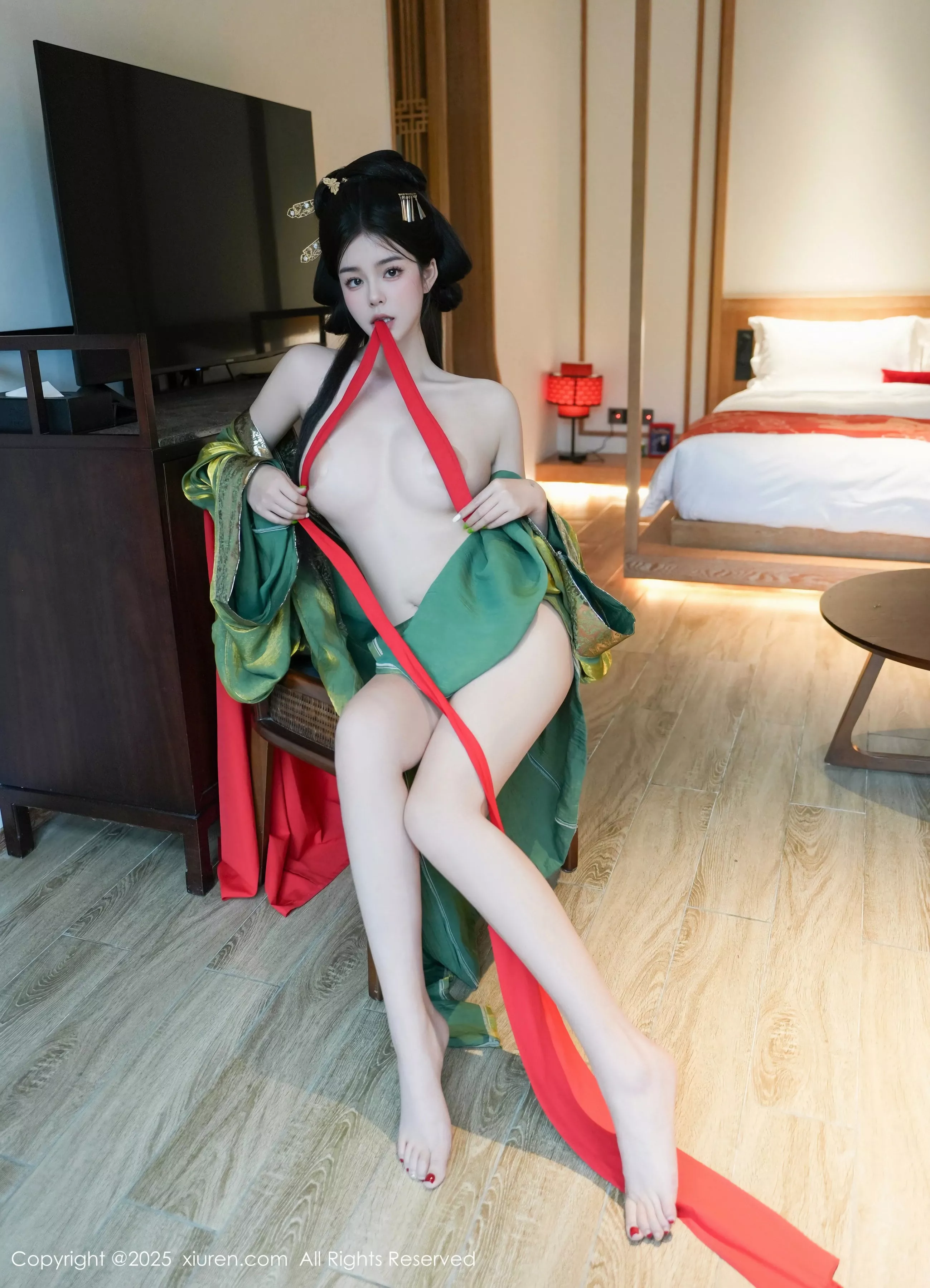 雪糕CiCi性感绿色古风服饰露红色情趣服饰秀美腿绝美写真 第 1 张