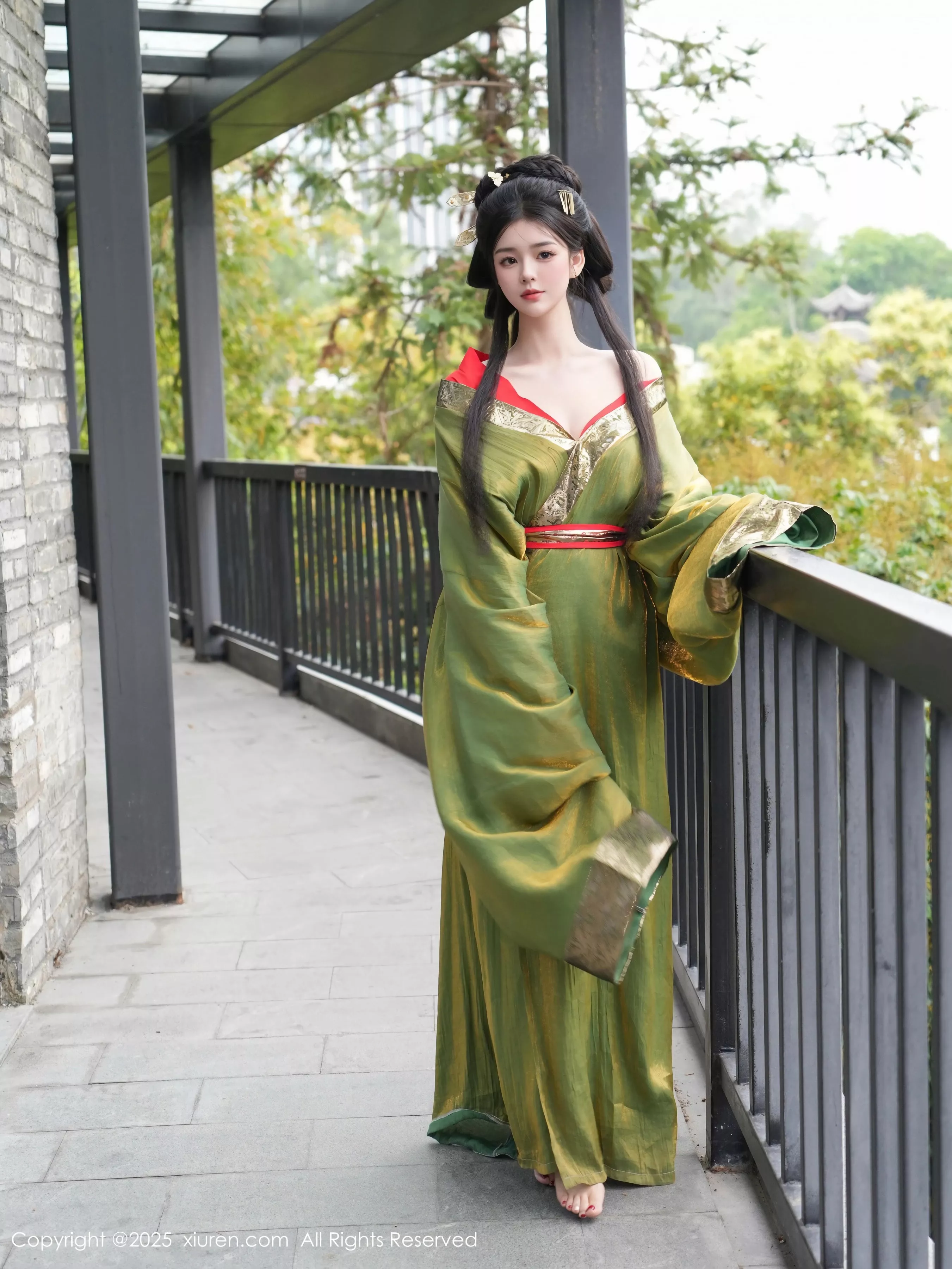 雪糕CiCi性感绿色古风服饰露红色情趣服饰秀美腿绝美写真 第 10 张