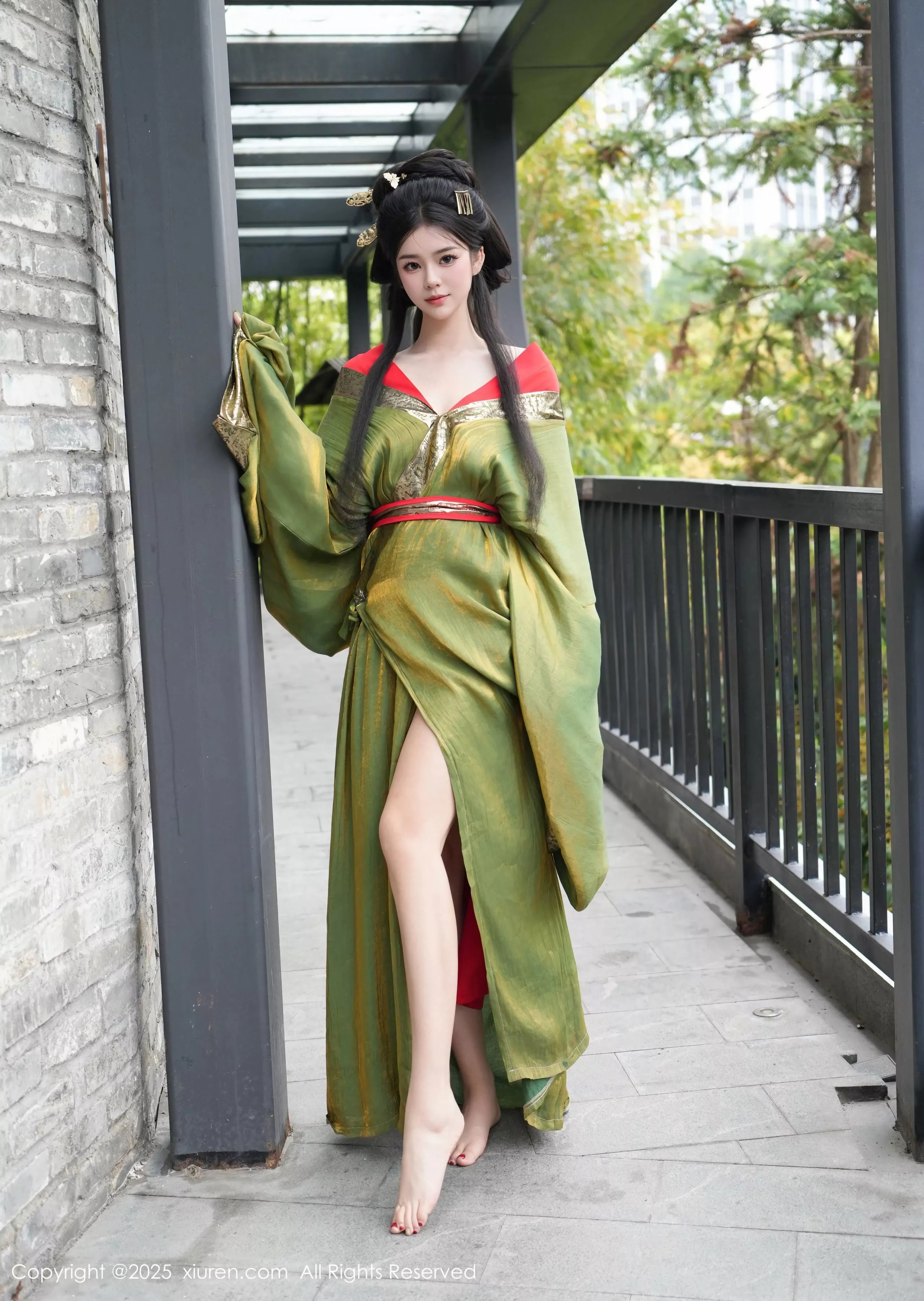 雪糕CiCi性感绿色古风服饰露红色情趣服饰秀美腿绝美写真 第 11 张
