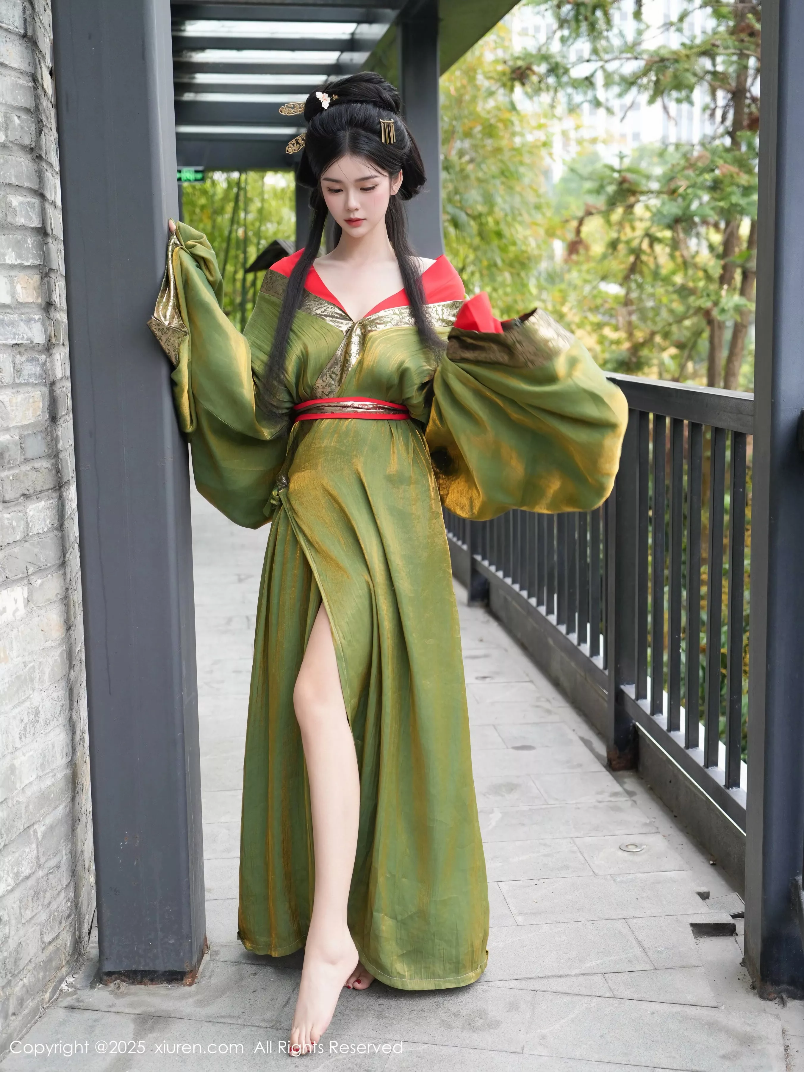 雪糕CiCi性感绿色古风服饰露红色情趣服饰秀美腿绝美写真 第 13 张