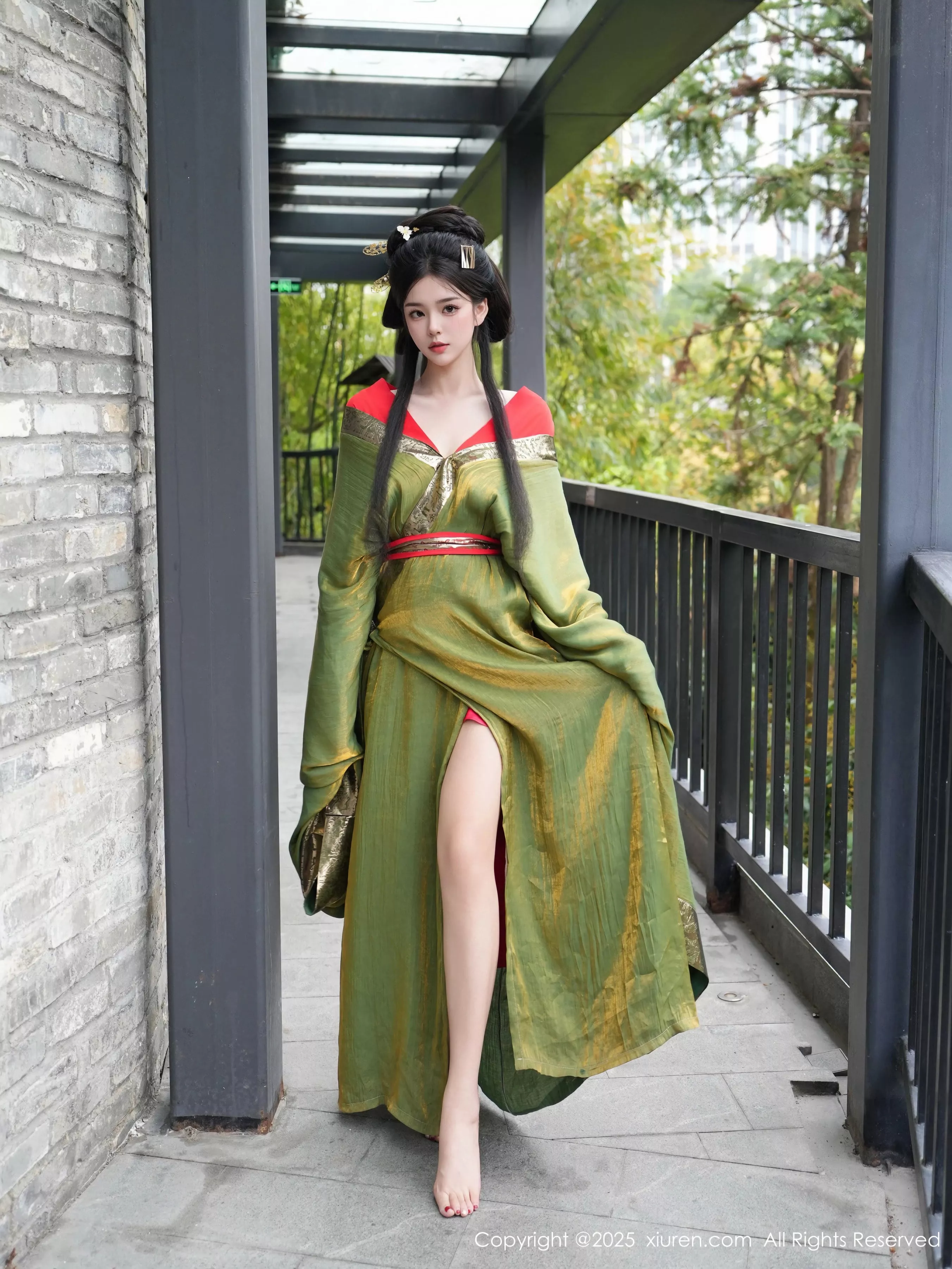 雪糕CiCi性感绿色古风服饰露红色情趣服饰秀美腿绝美写真 第 16 张