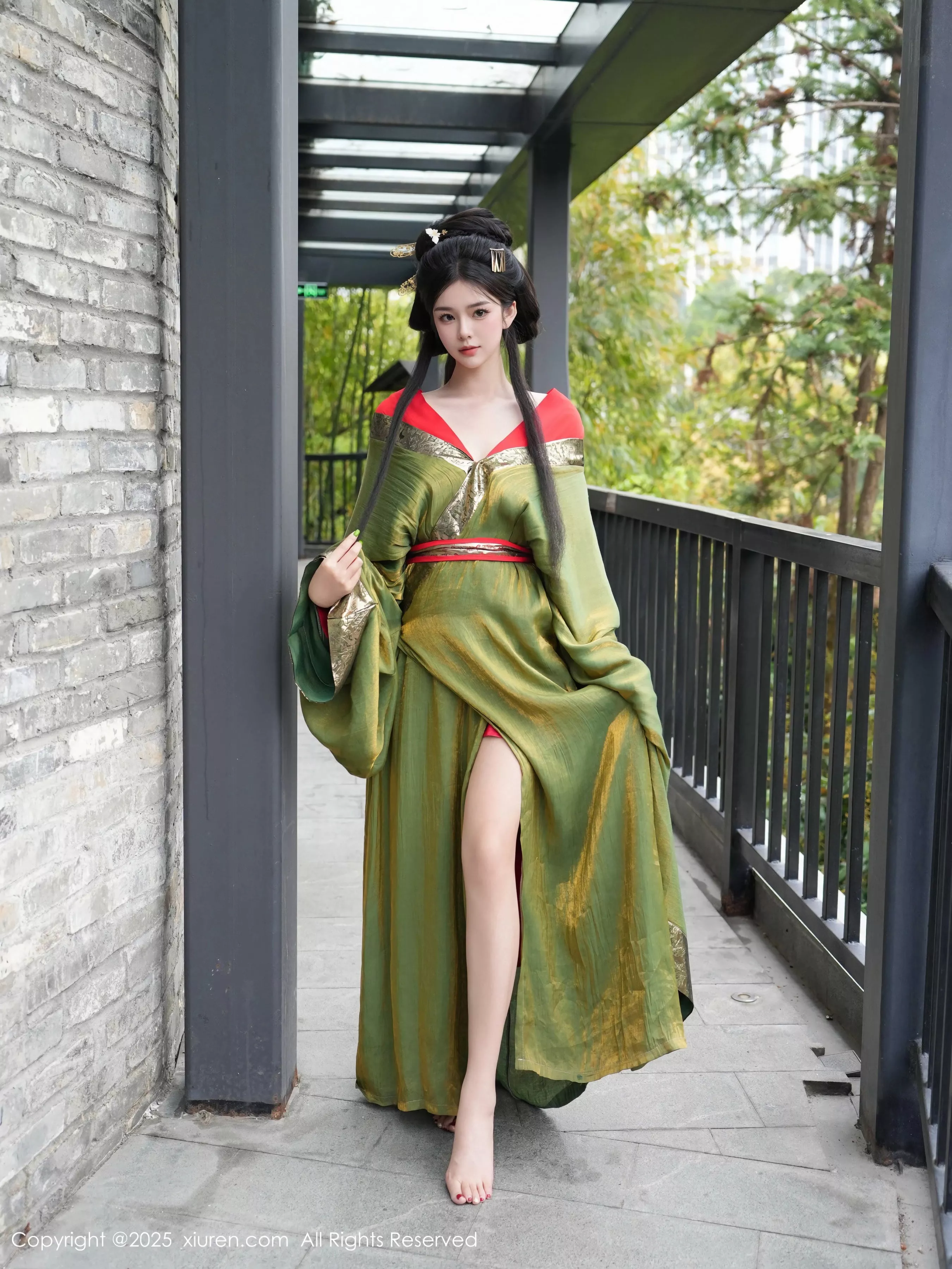 雪糕CiCi性感绿色古风服饰露红色情趣服饰秀美腿绝美写真 第 18 张