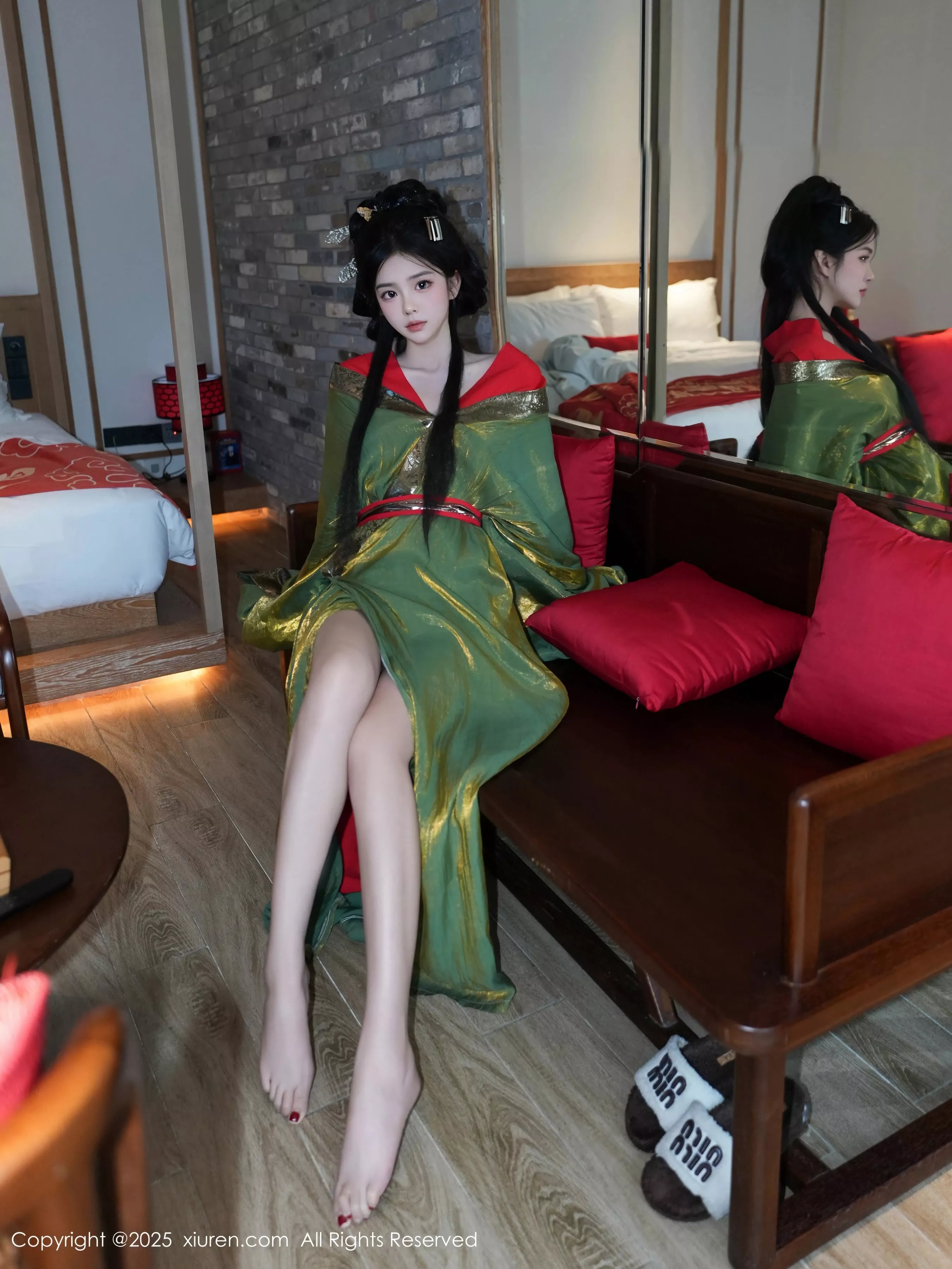 雪糕CiCi性感绿色古风服饰露红色情趣服饰秀美腿绝美写真 第 24 张