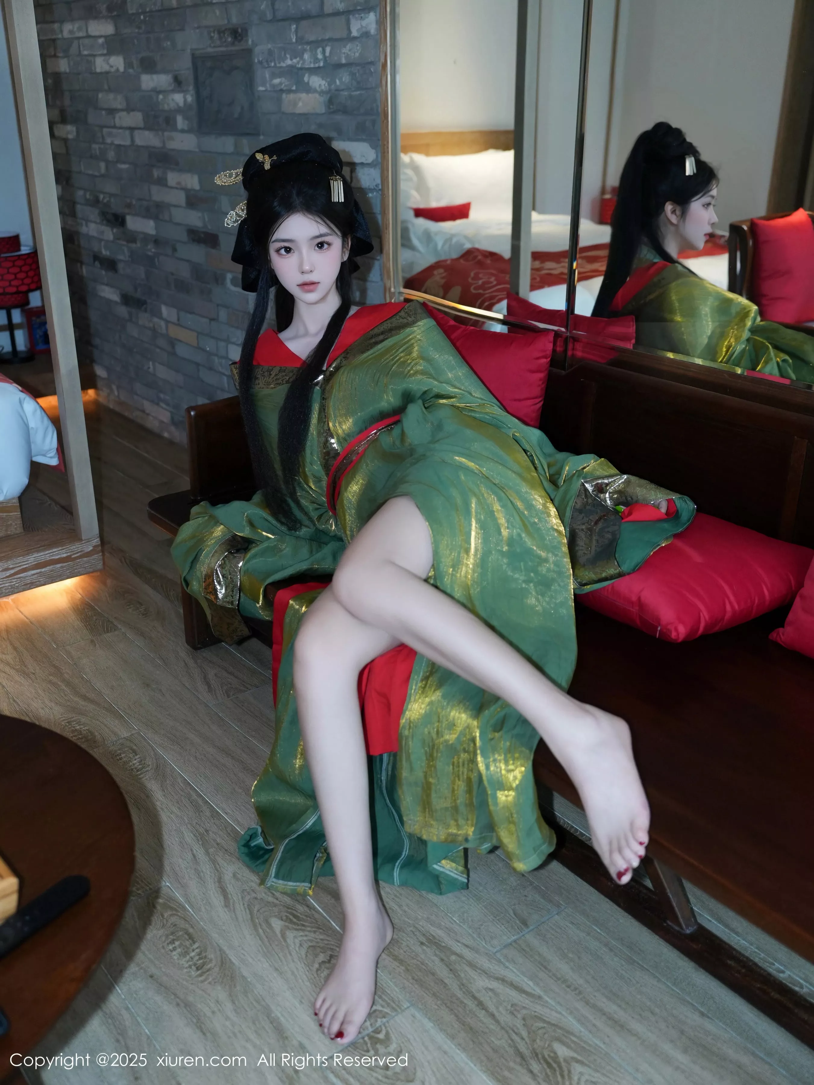 雪糕CiCi性感绿色古风服饰露红色情趣服饰秀美腿绝美写真 第 26 张
