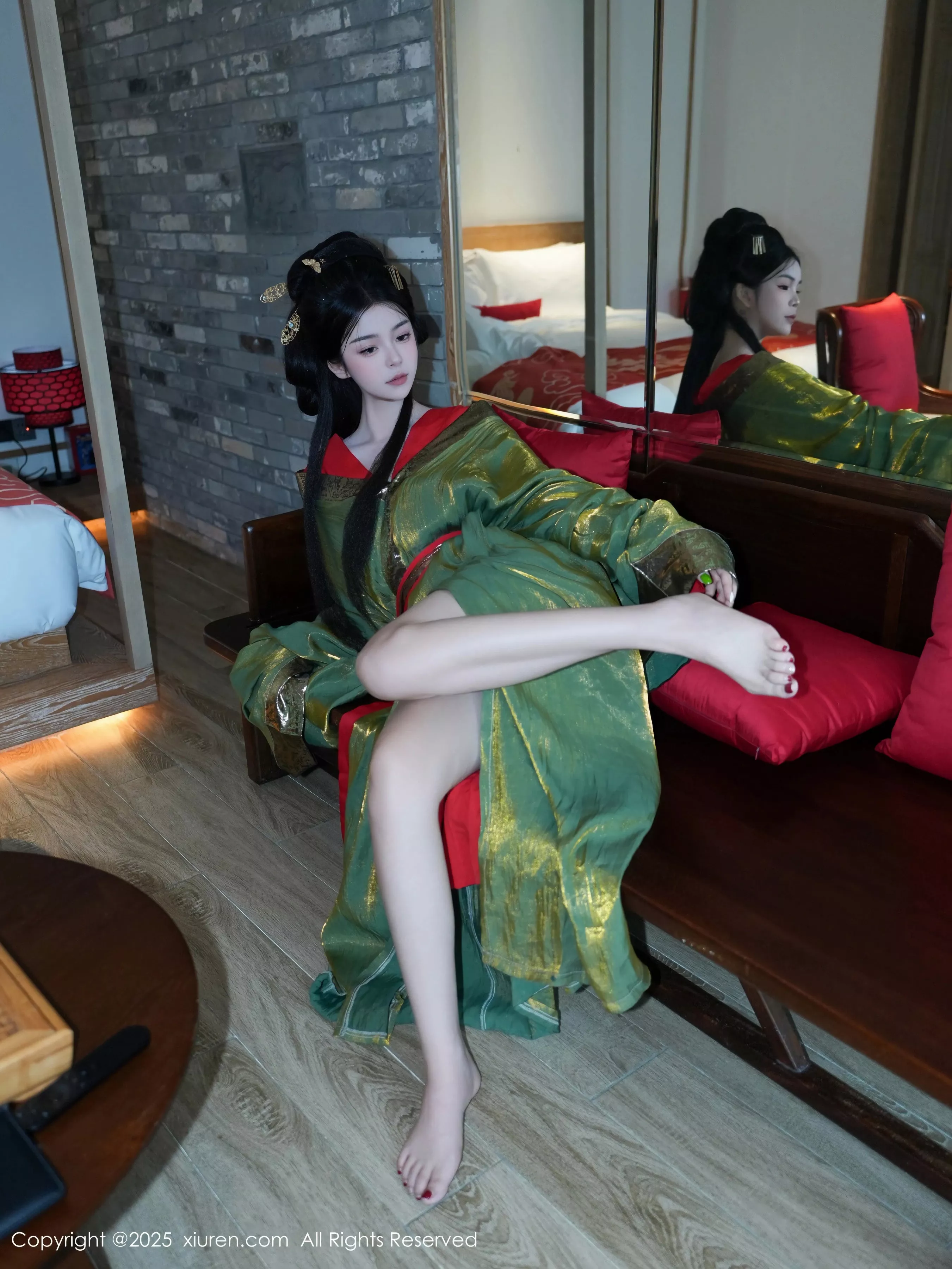 雪糕CiCi性感绿色古风服饰露红色情趣服饰秀美腿绝美写真 第 27 张