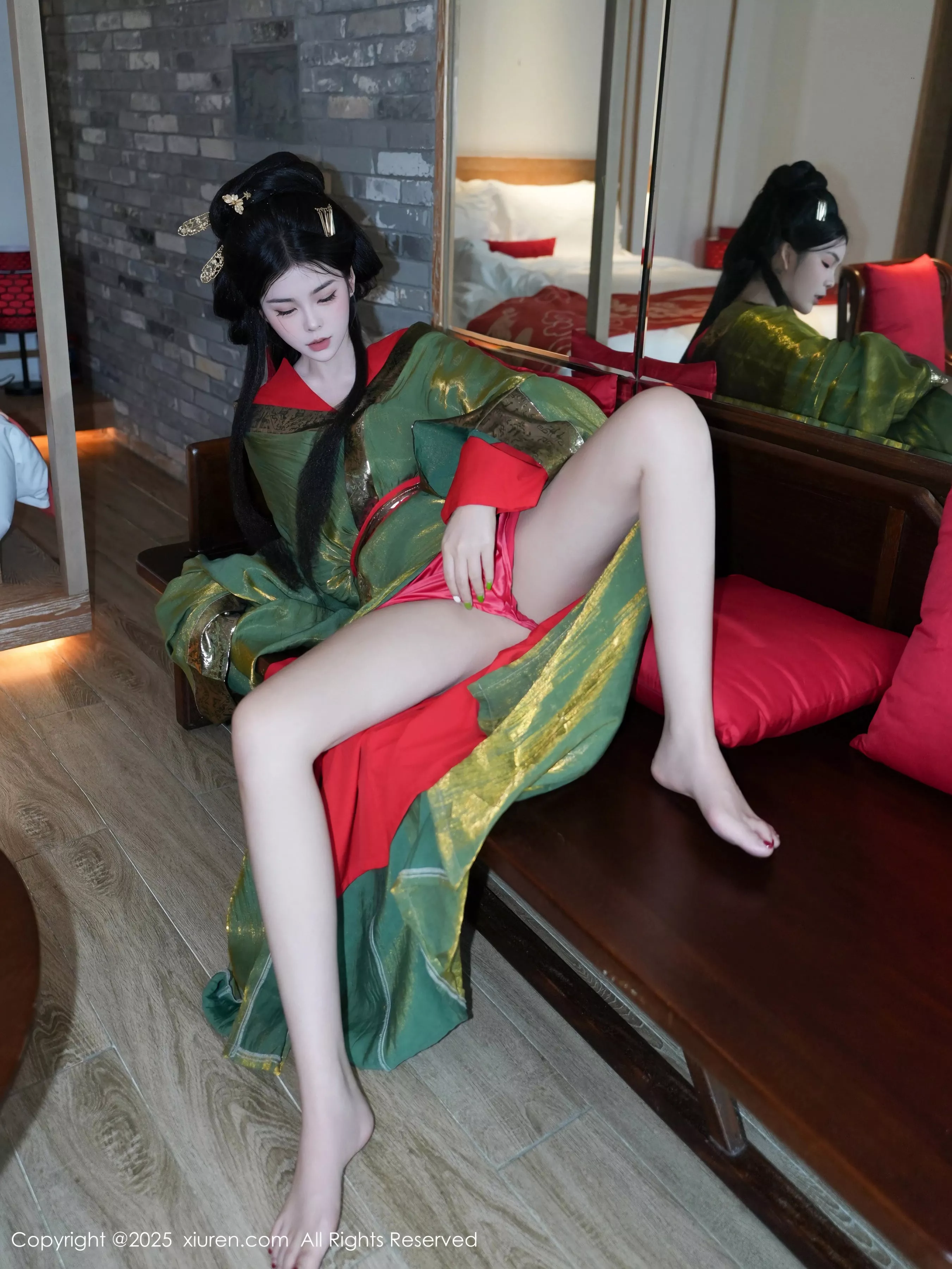 雪糕CiCi性感绿色古风服饰露红色情趣服饰秀美腿绝美写真 第 29 张