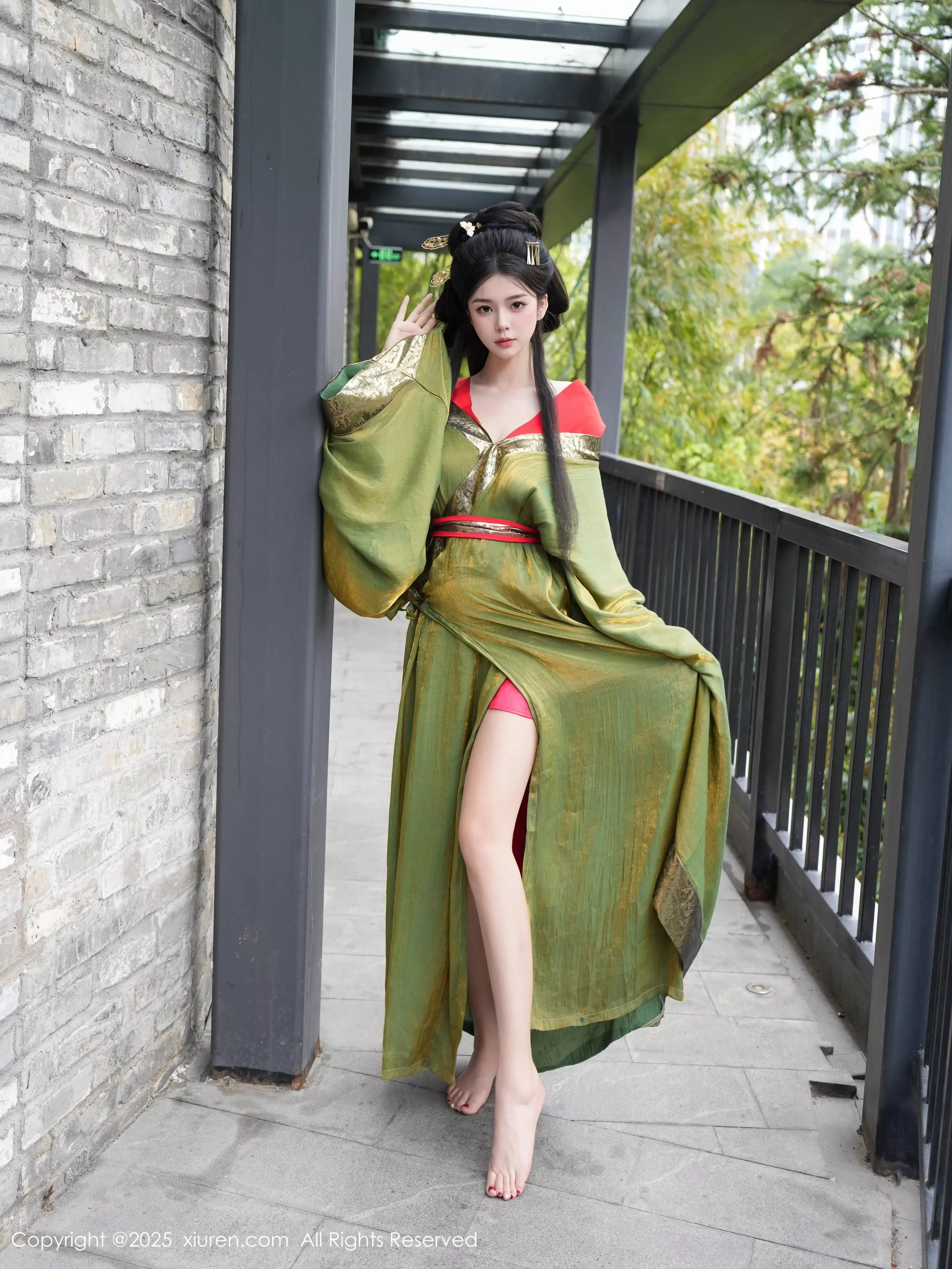 雪糕CiCi性感绿色古风服饰露红色情趣服饰秀美腿绝美写真 第 6 张