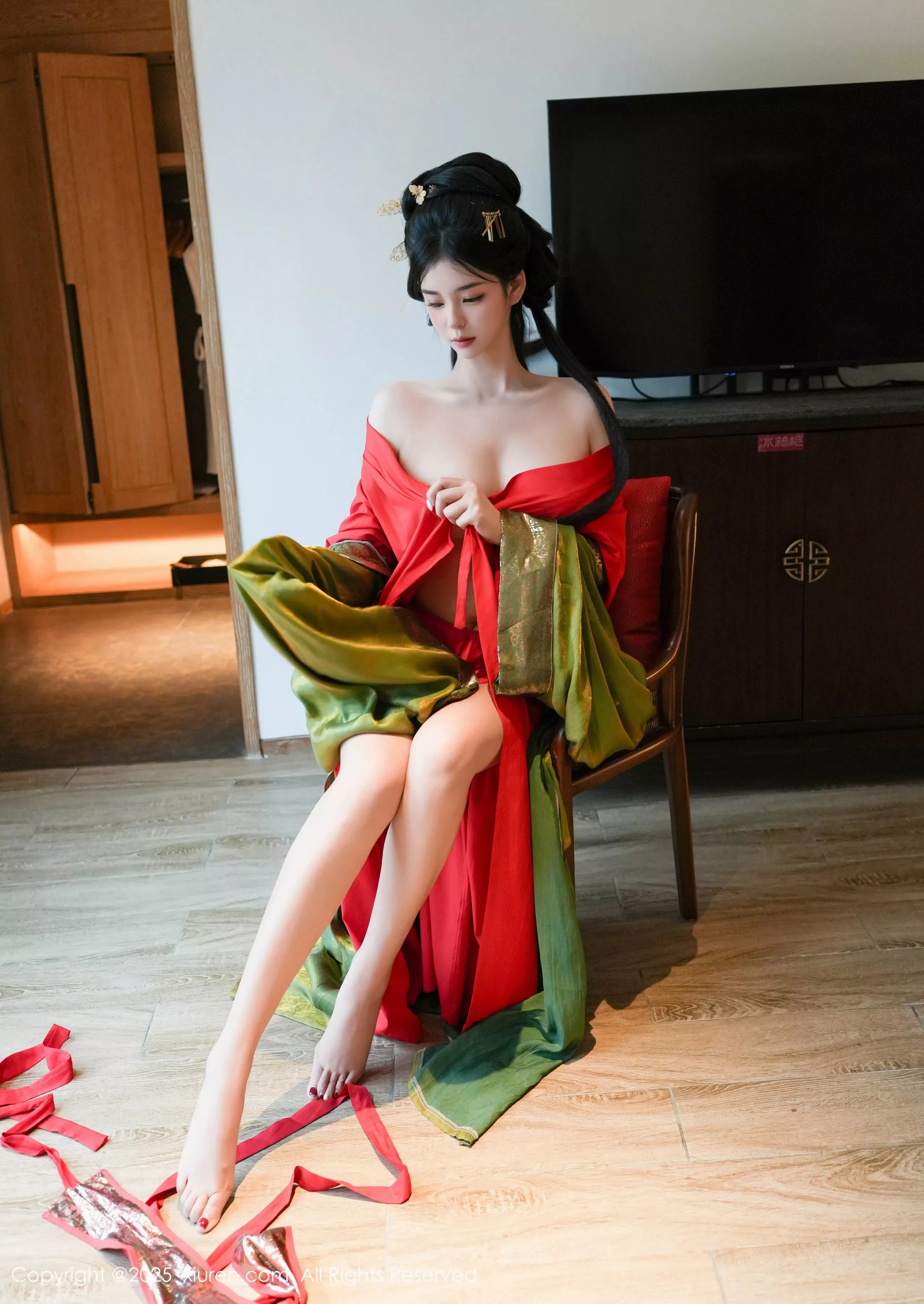 雪糕CiCi性感绿色古风服饰露红色情趣服饰秀美腿绝美写真 第 71 张