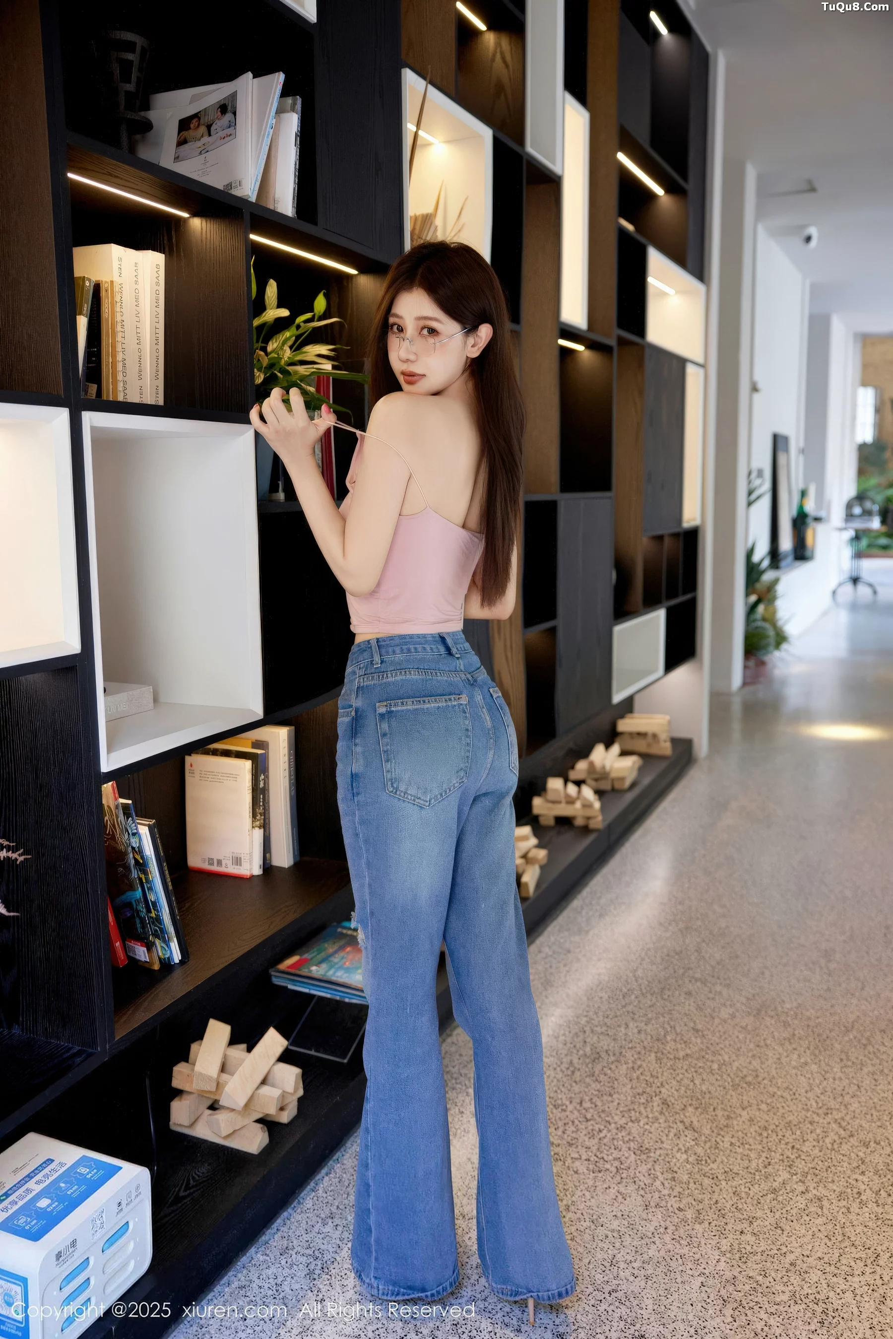 尹甜甜sunny性感粉色上衣配蓝色牛仔裤秀完美身材绝美写真 第 15 张